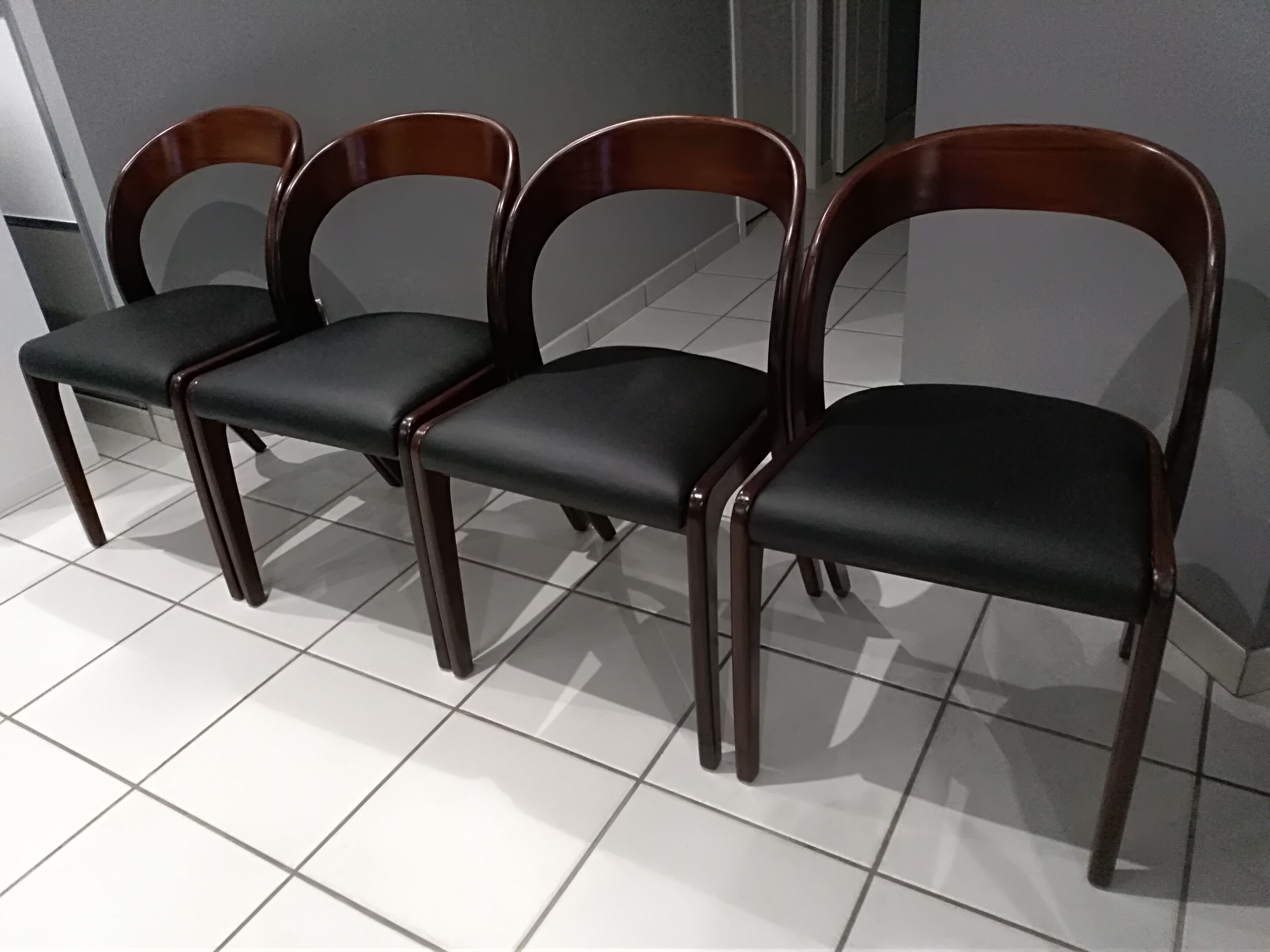 Suite de 4 Chaises a manger Baumann modèle " Gondole" années 1970