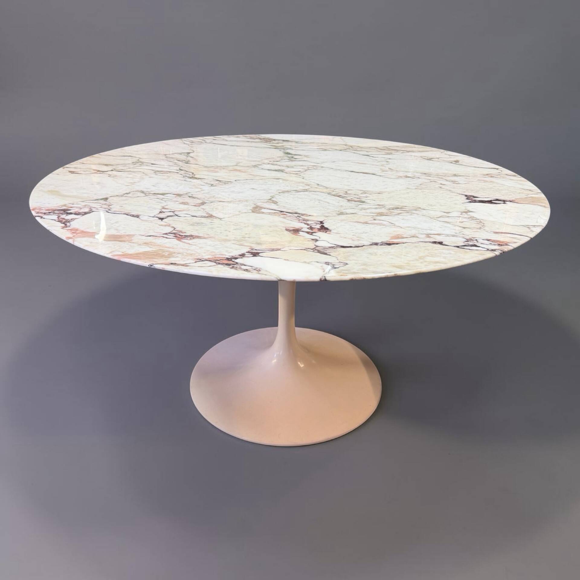 Table knoll eero saarinen modèle tulipe en marbre 137 cm