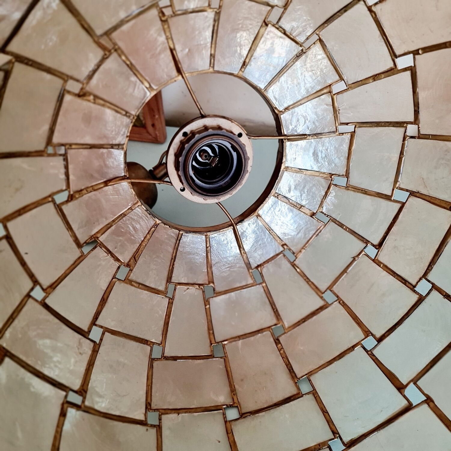 Vintage suspension in mother-of-pearl and brass