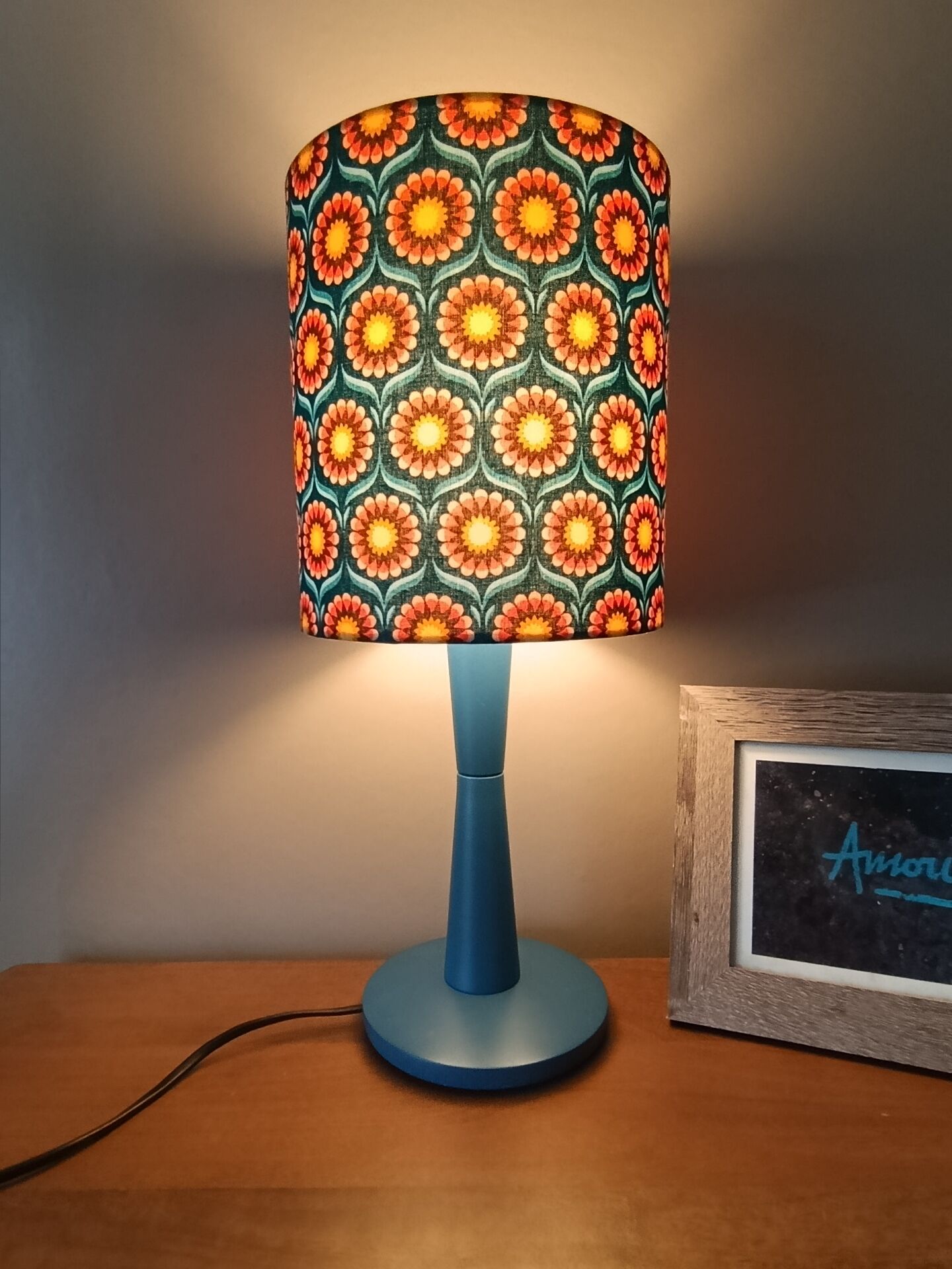 lampe à poser bois bleu, imprimé graphisme fleurs style vintage