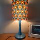 lampe à poser bois bleu, imprimé graphisme fleurs style vintage