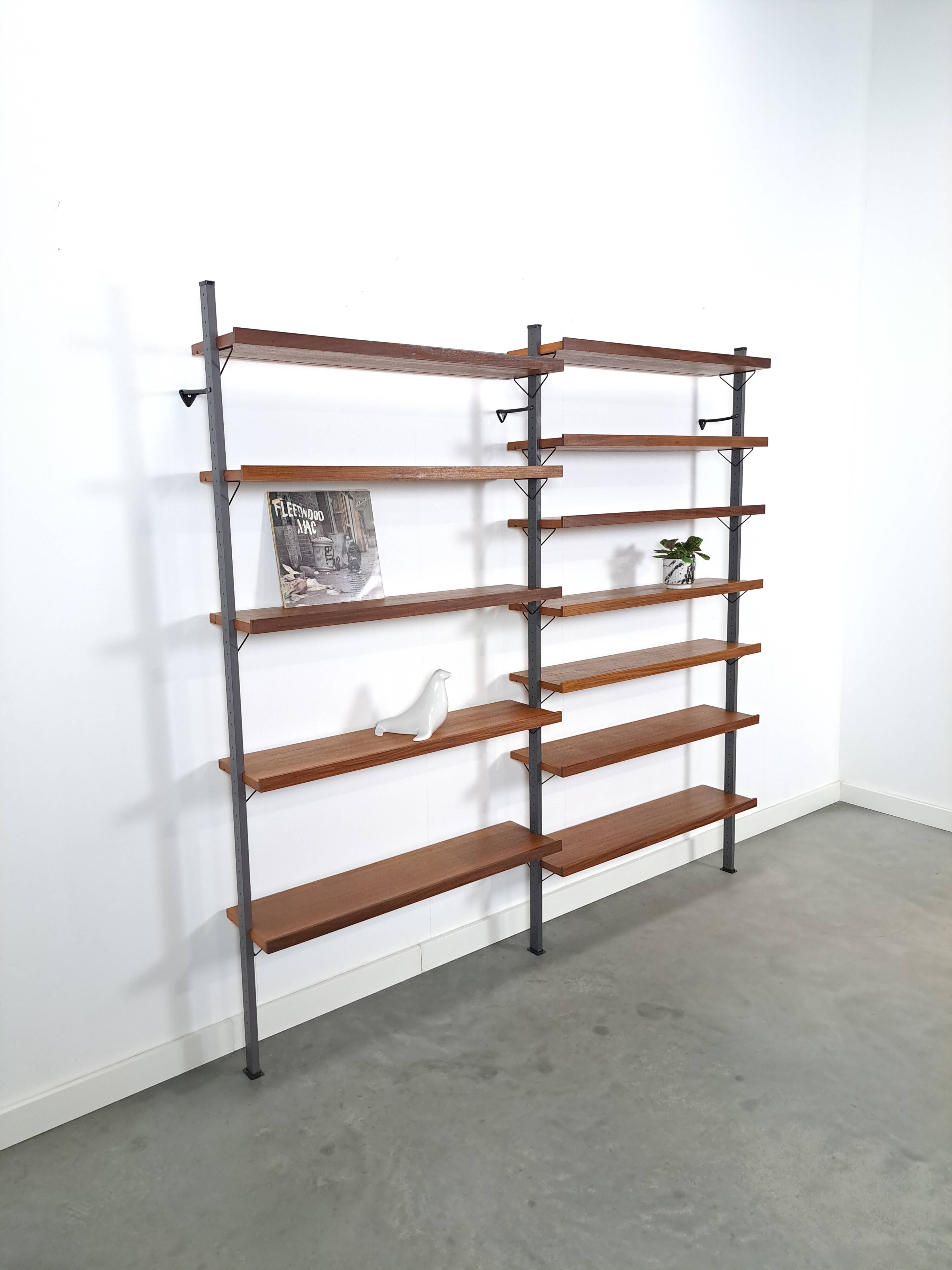 Mid Century Olof Pira Zweden teak modulair LP wandsysteem