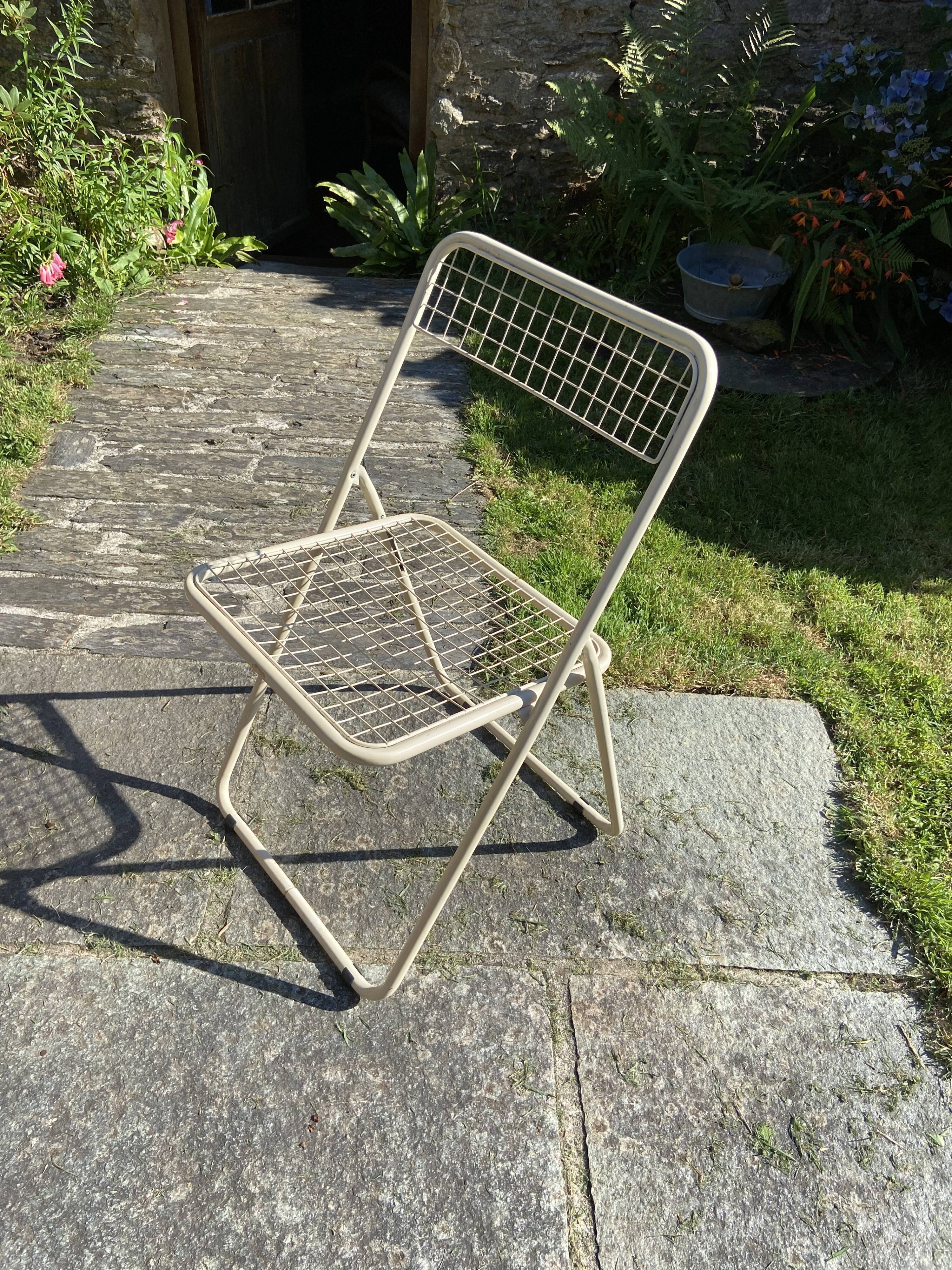 Folding chair in beige grid metal 1980