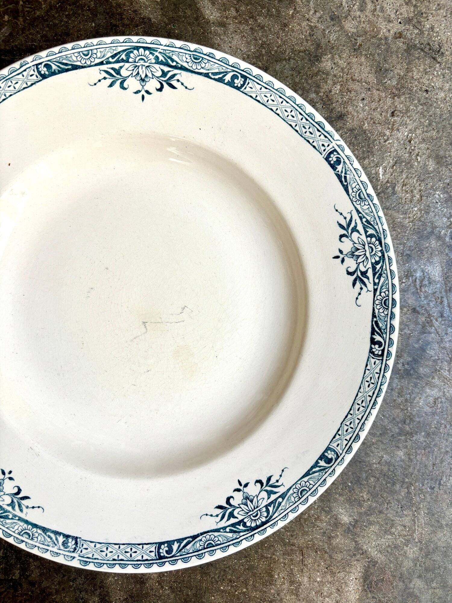 Longchamp hollow round dish in iron earth, "Lily" service