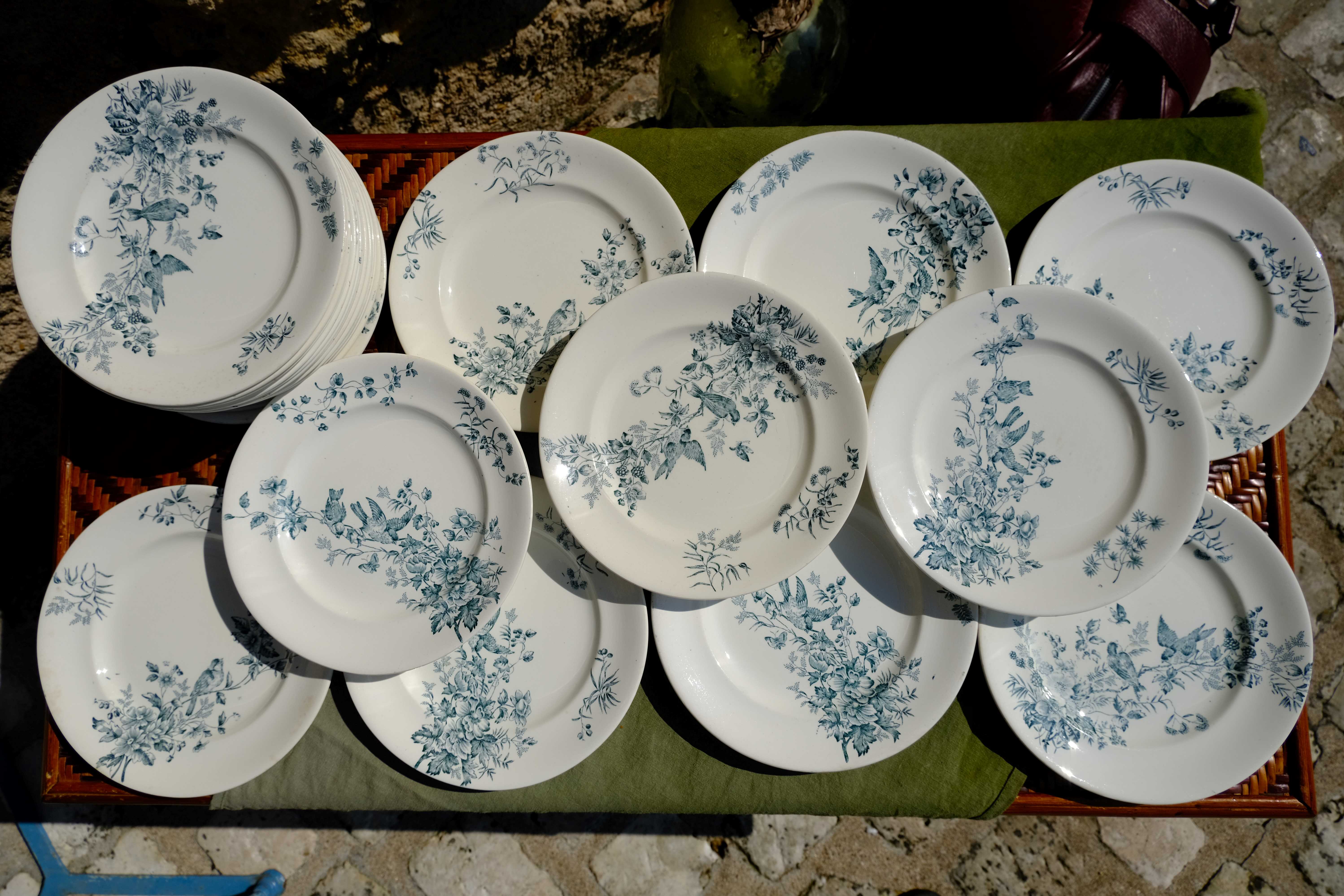 Mignon plates in Longwy earthenware