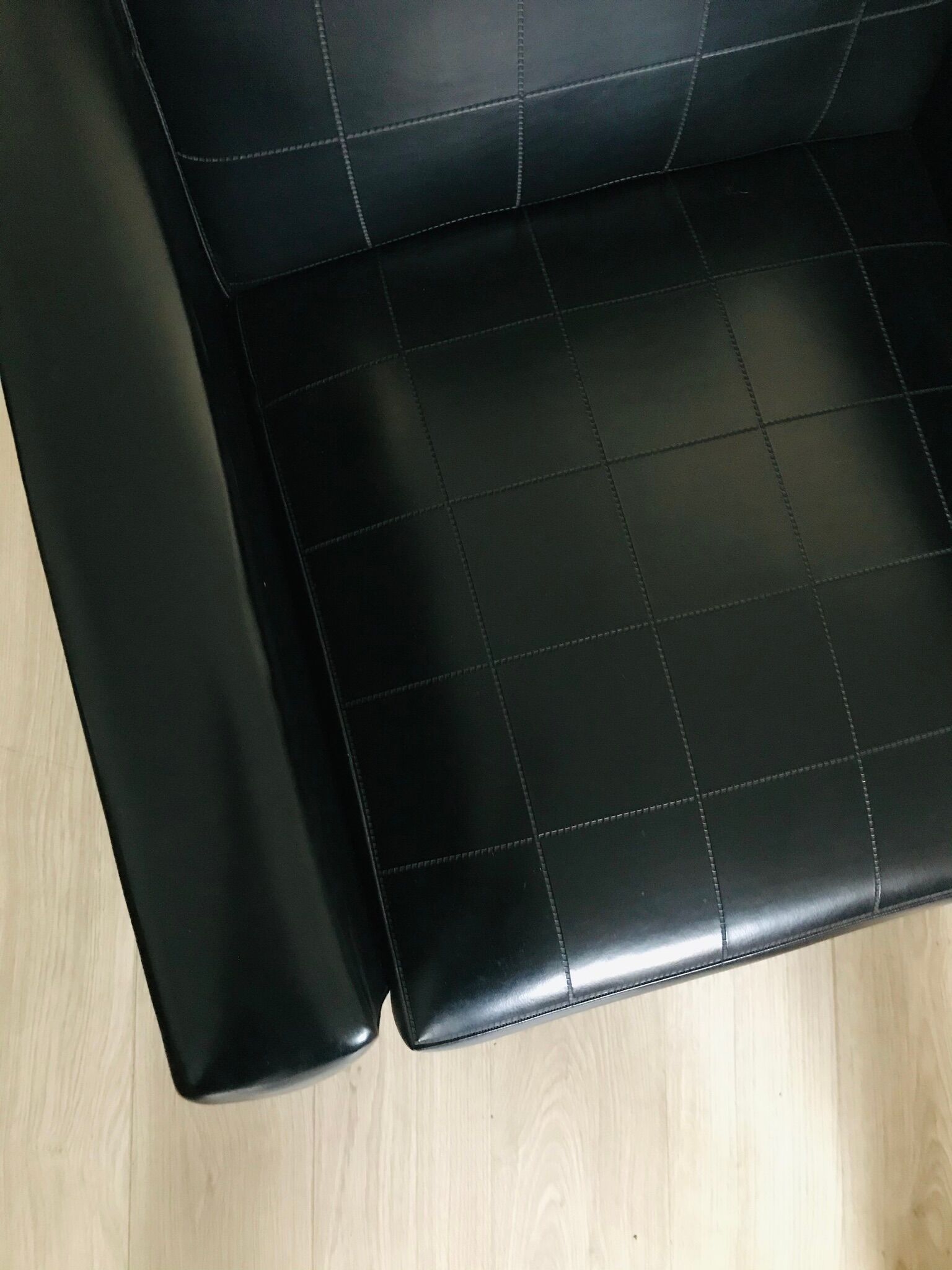 Fauteuil simili cuir noir 1970