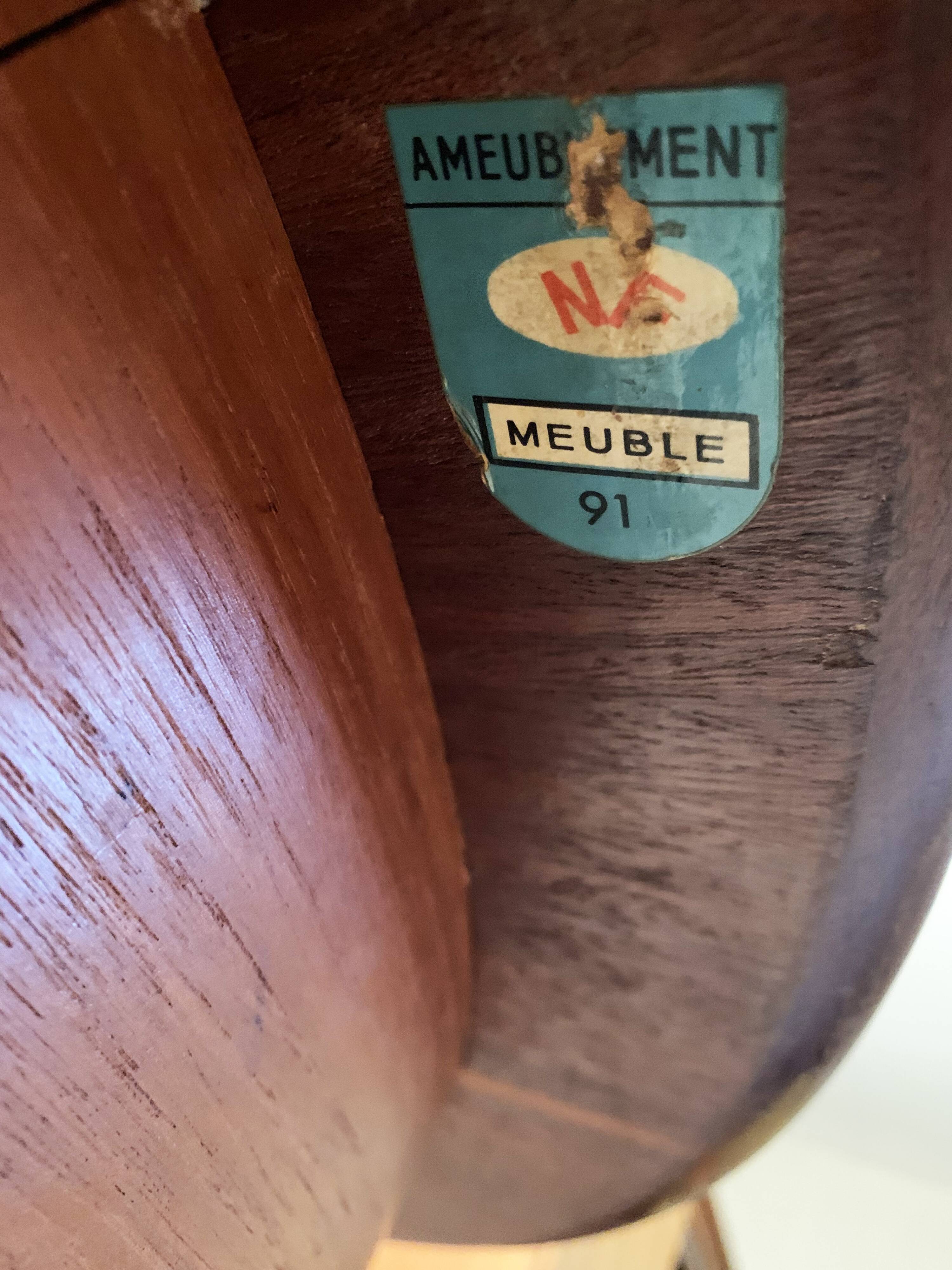 Round dining table with Scandinavian and Danish design in extendable teak from the 60s