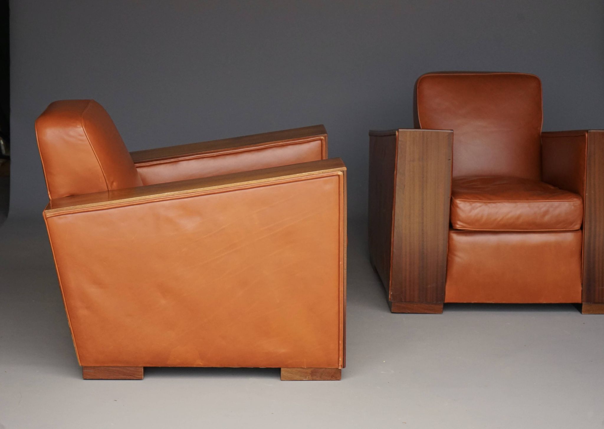 Paire de fauteuils en cuir Art Déco. Années 1940.