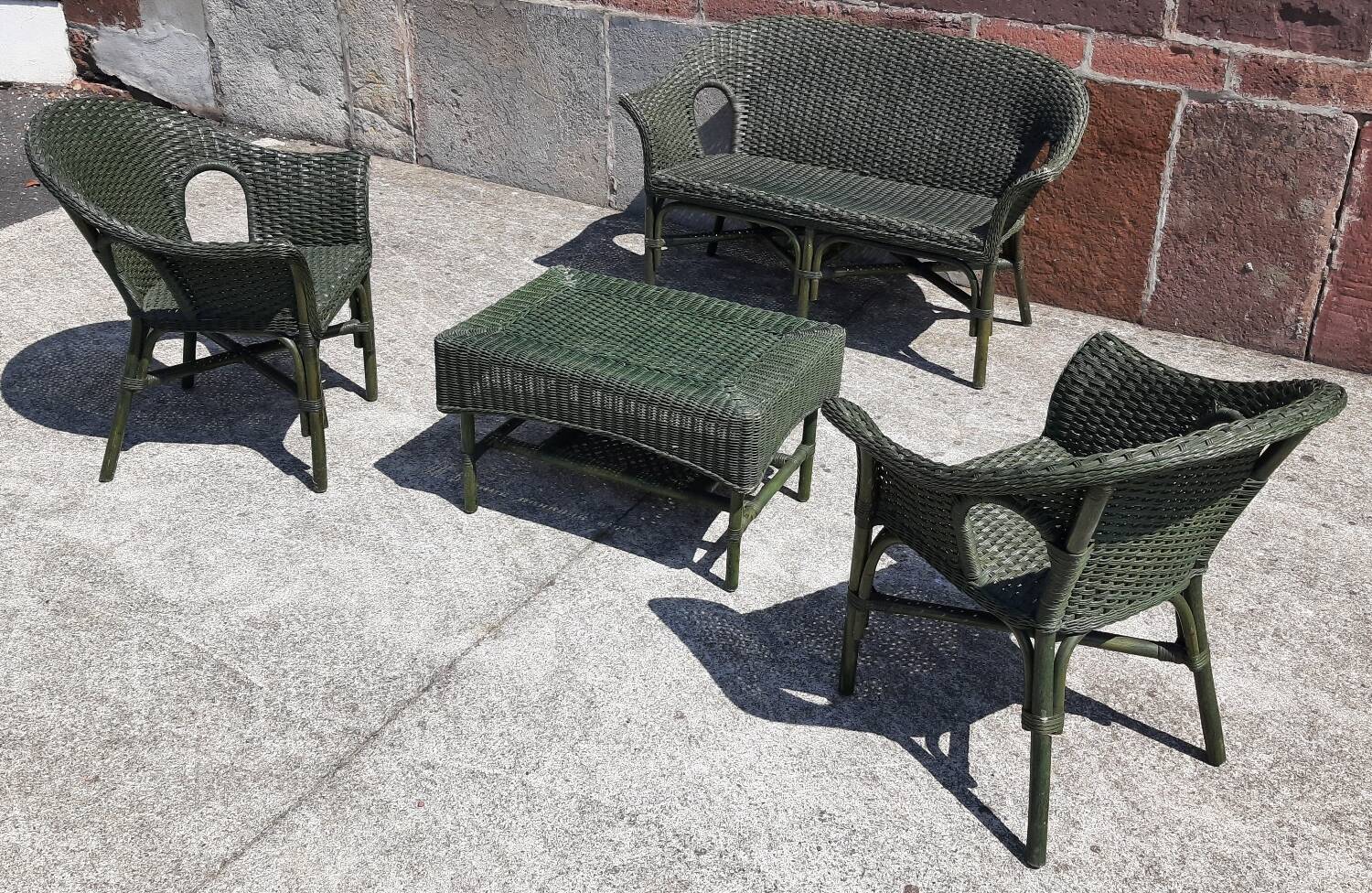 Salon de jardin complet en rotin. (Sofa, fauteuils x 2, table basse)