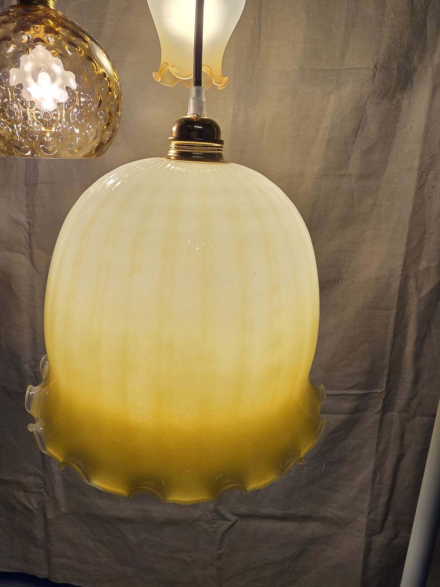 Suspension triple opaline verres ciselé et dépoli tons jaune orangé 
