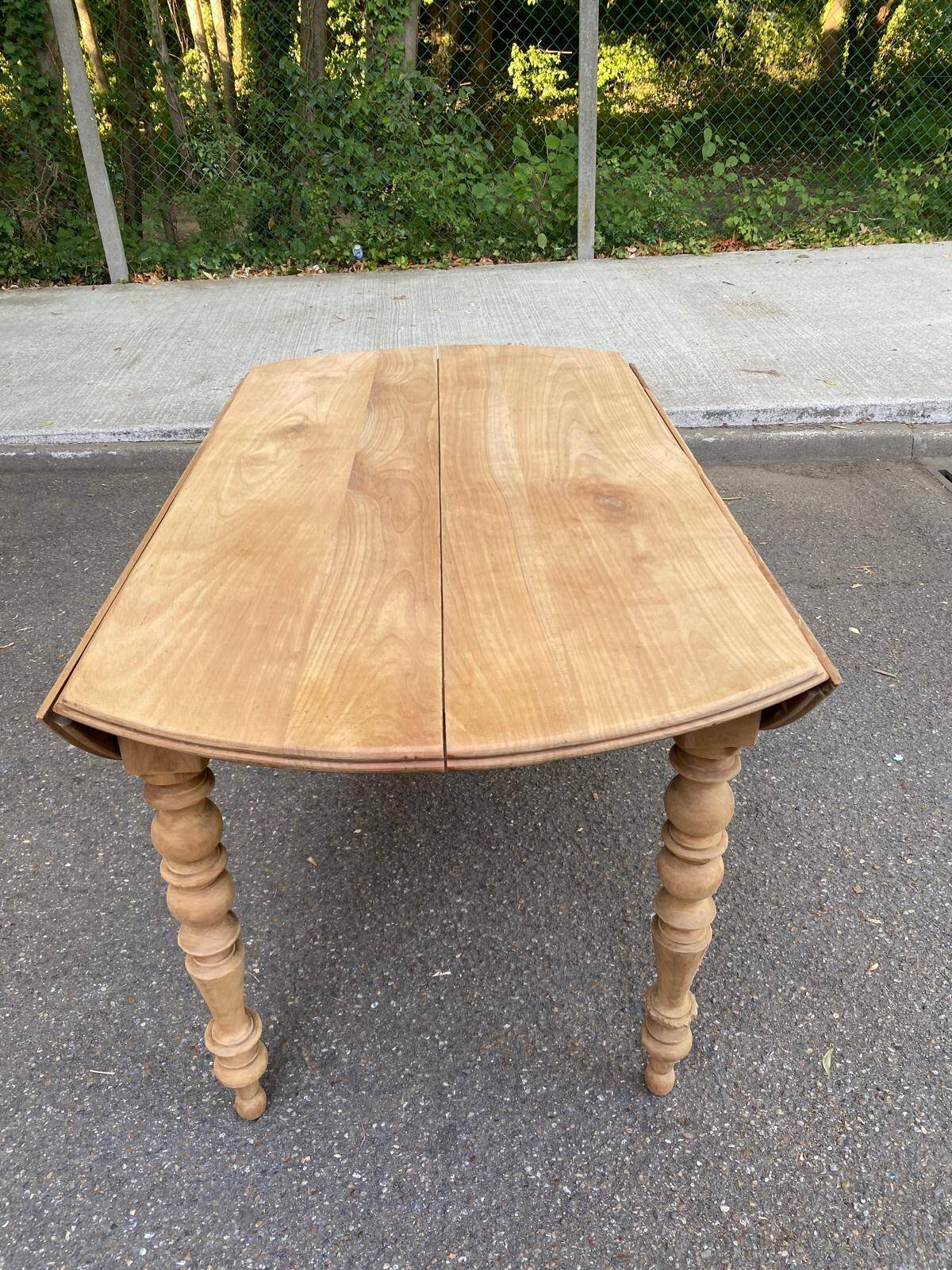 Table à manger ronde extensible à volets décapée en noyer brut 2 rallonges