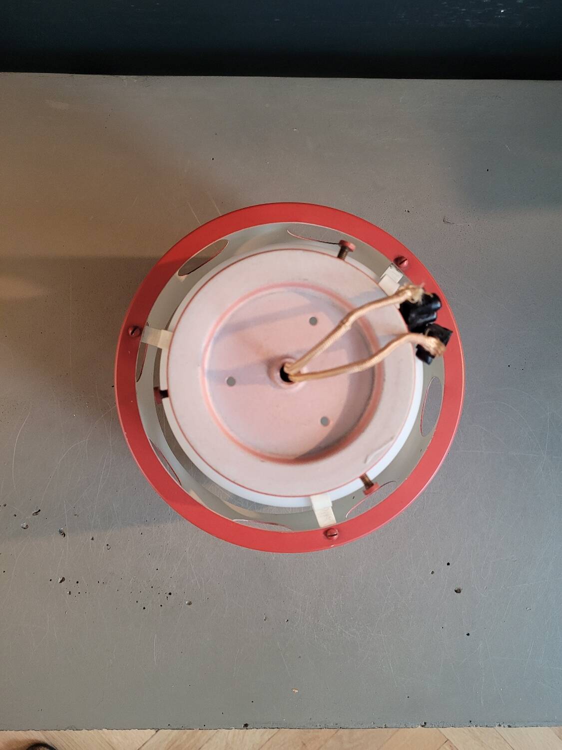 Suspension space-age en opaline et métal