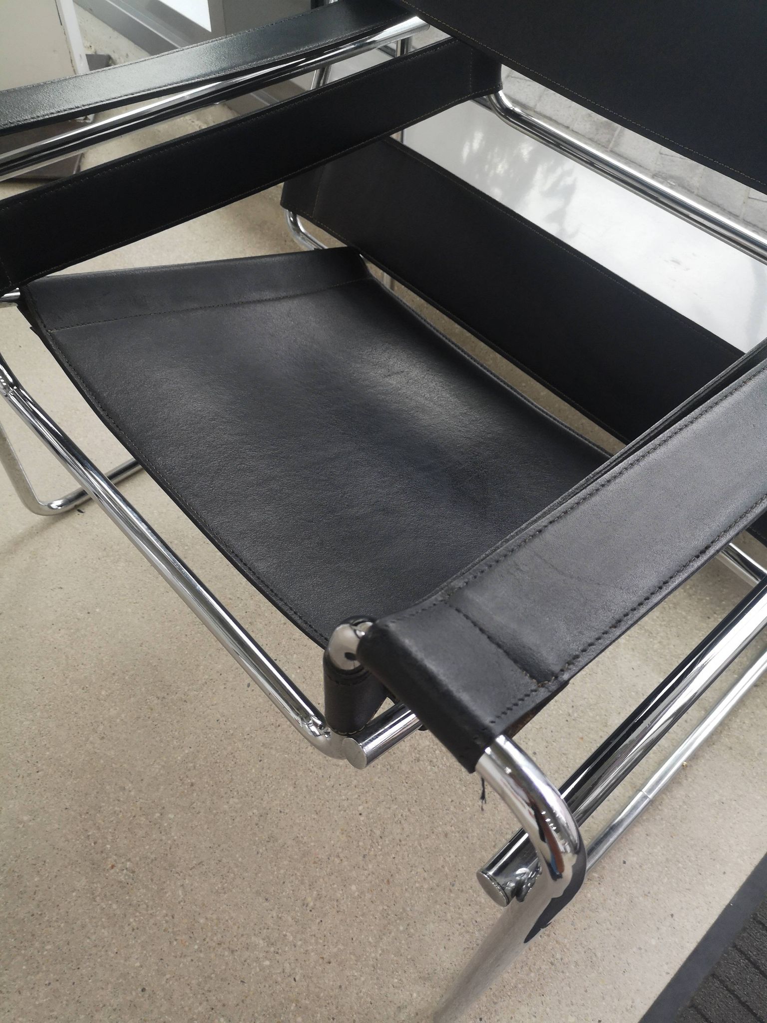 Tubular Wassily armchair in chrome and black leather, Marcel Breuer design 1970
