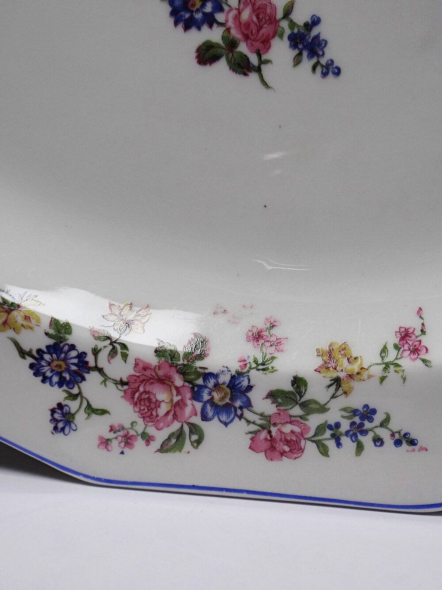 Service plate Bernardaud Limoges porcelain with floral decoration from the 1920s to 1950s.