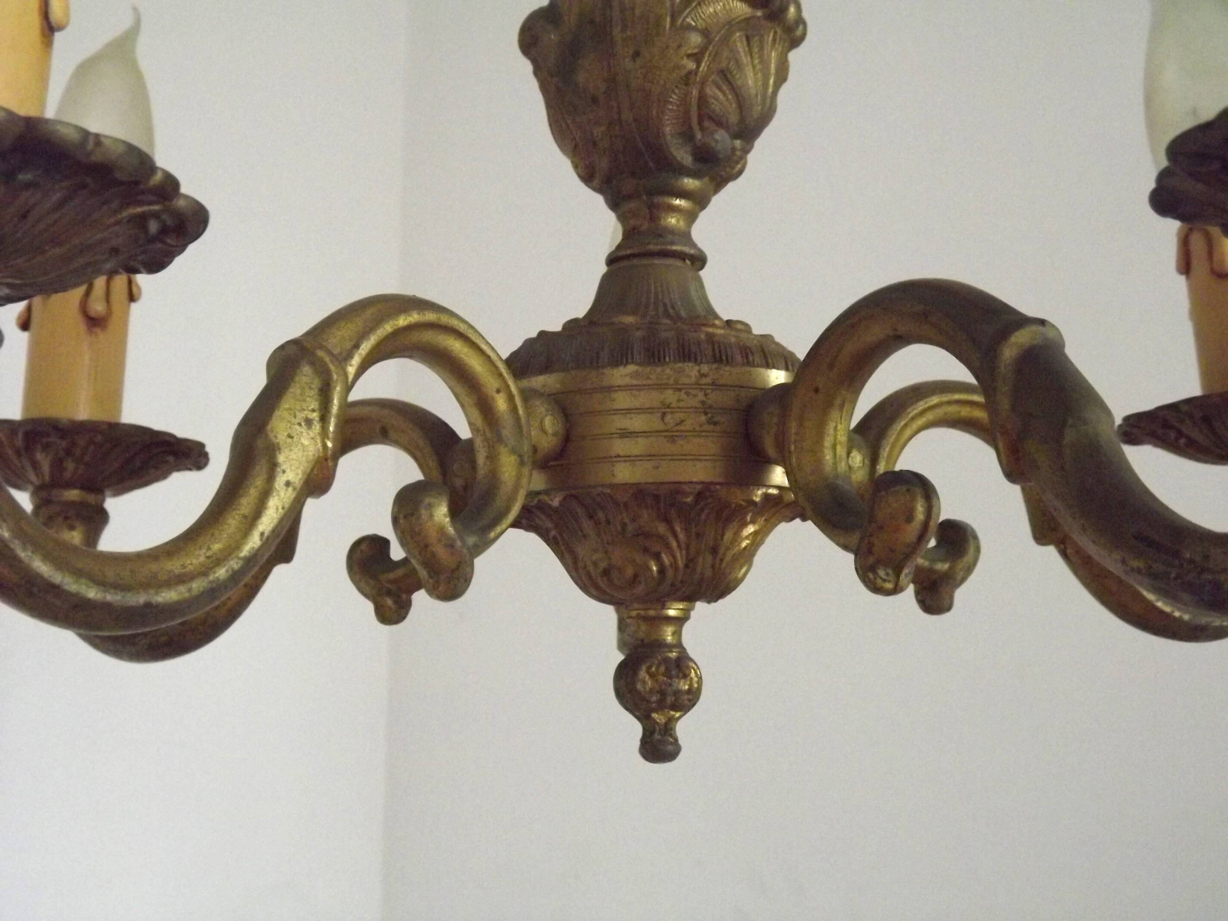 Lustre traditionnel français vintage en bronze à 5 lumières, datant du milieu du siècle dernier 5489