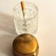 Boîte à cigarettes élégante des années 1960 en verre de cristal avec un couvercle en laiton, vintage