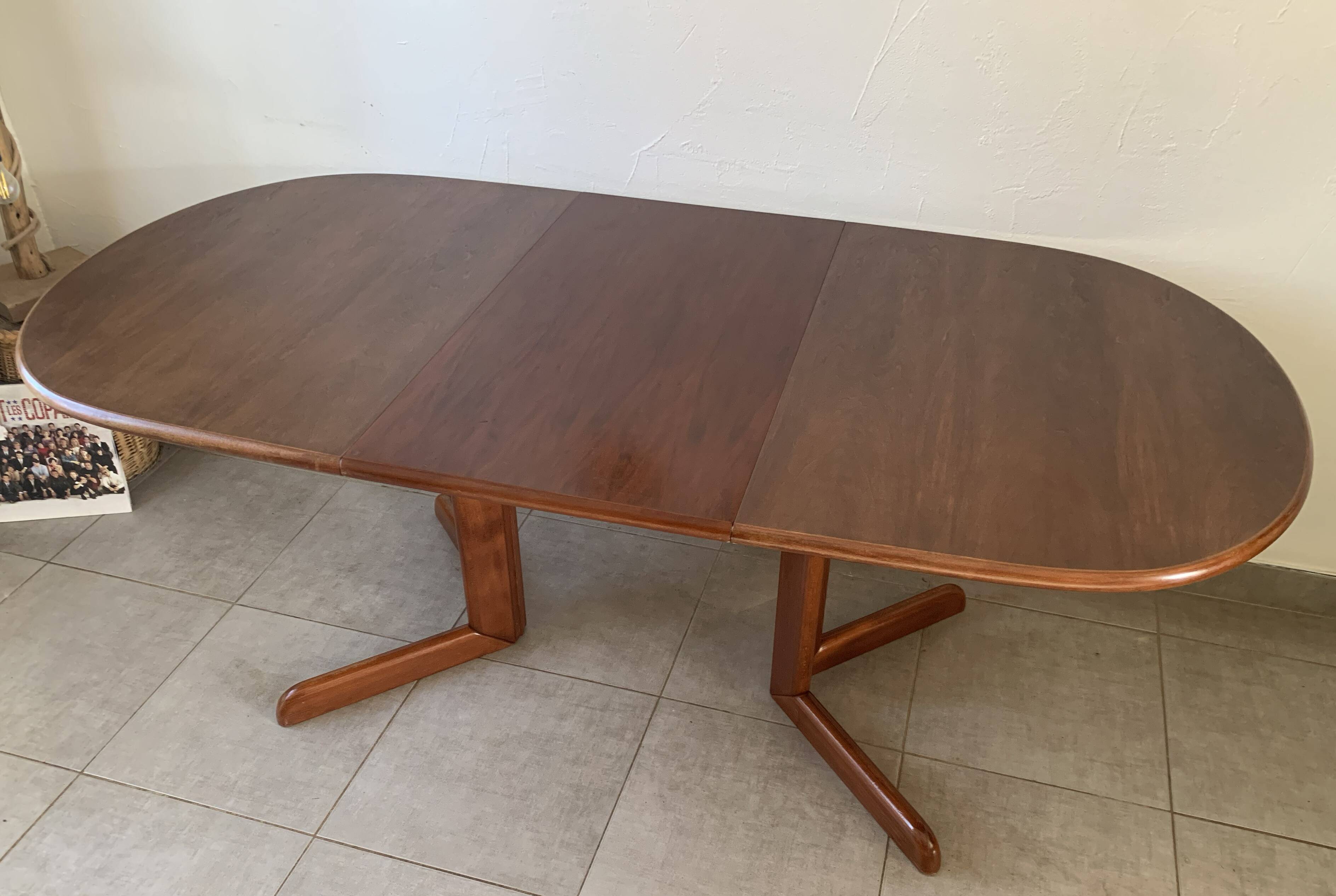 Table extensible danoise ovale en teck, années 60