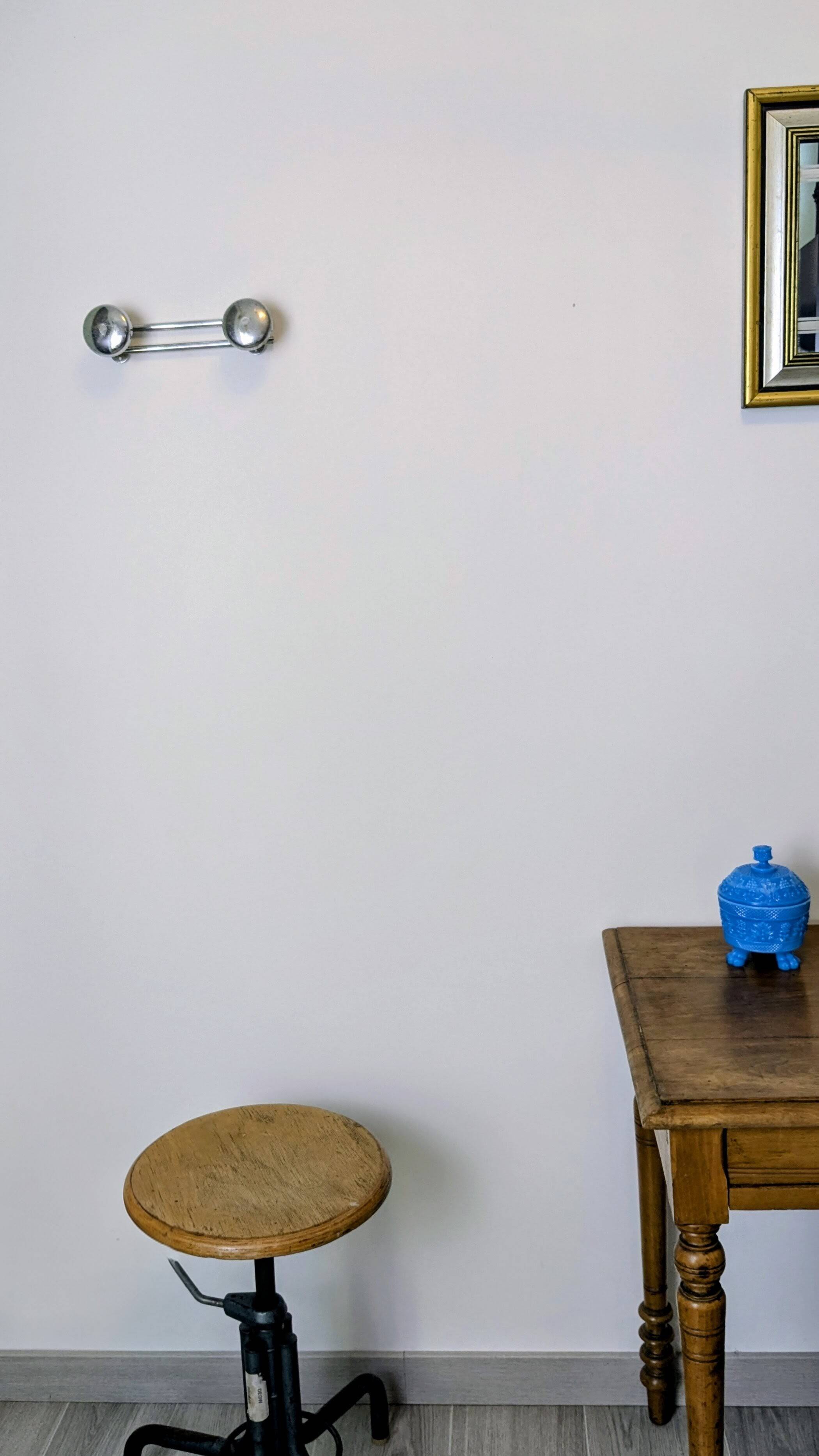 Double wall hook in chrome metal, vintage style.