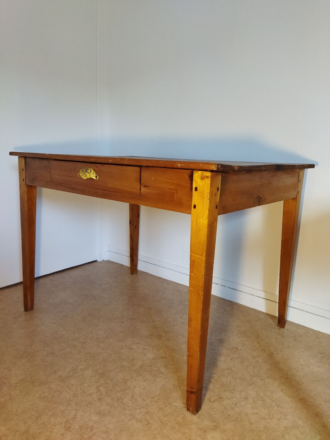 Spindle legs desk