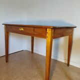 Spindle legs desk