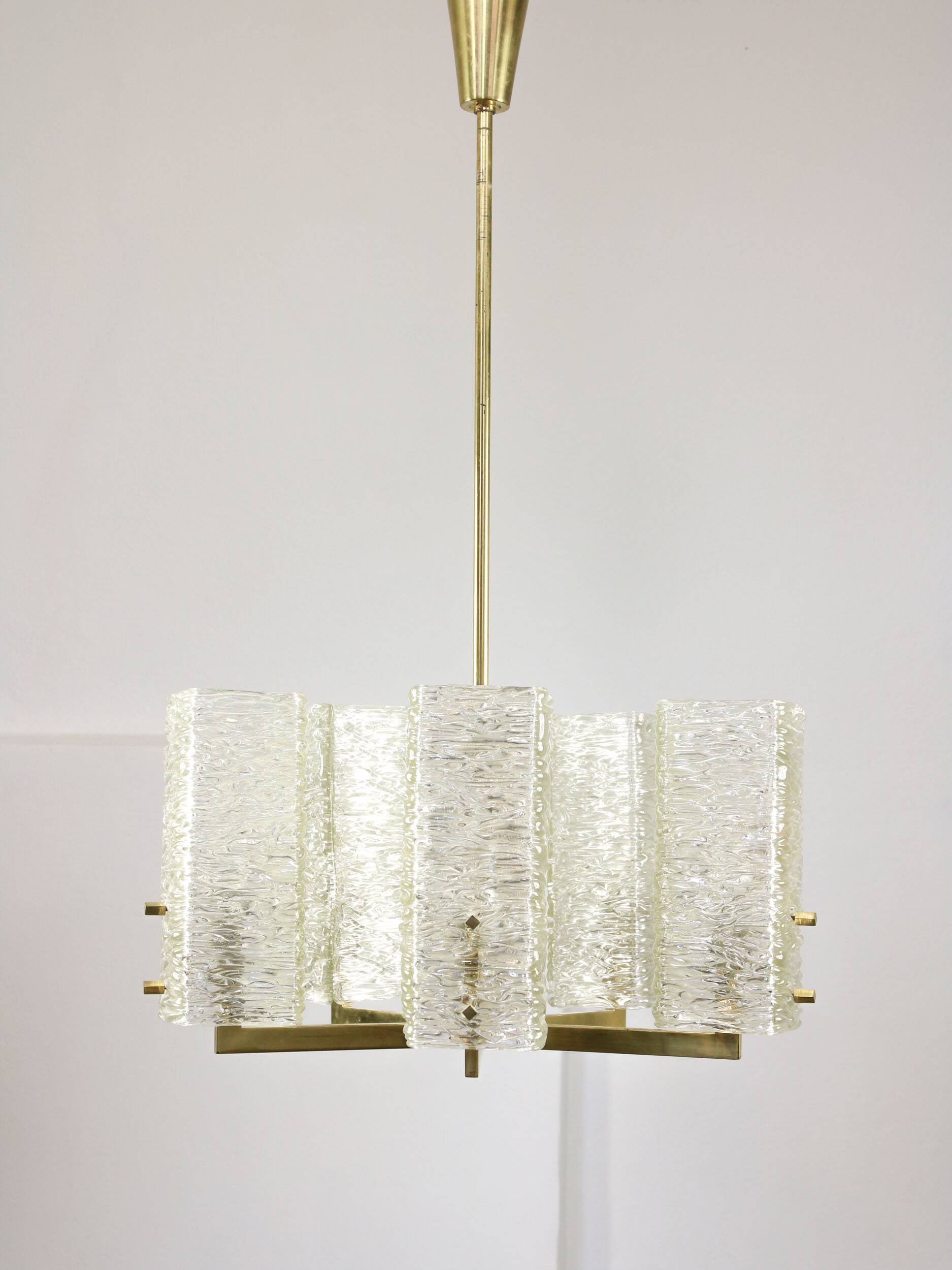 Lustre vintage par JT Kalmar / Vienne années 1960 / Blocs de verre dépoli et base en laiton du milieu du siècle