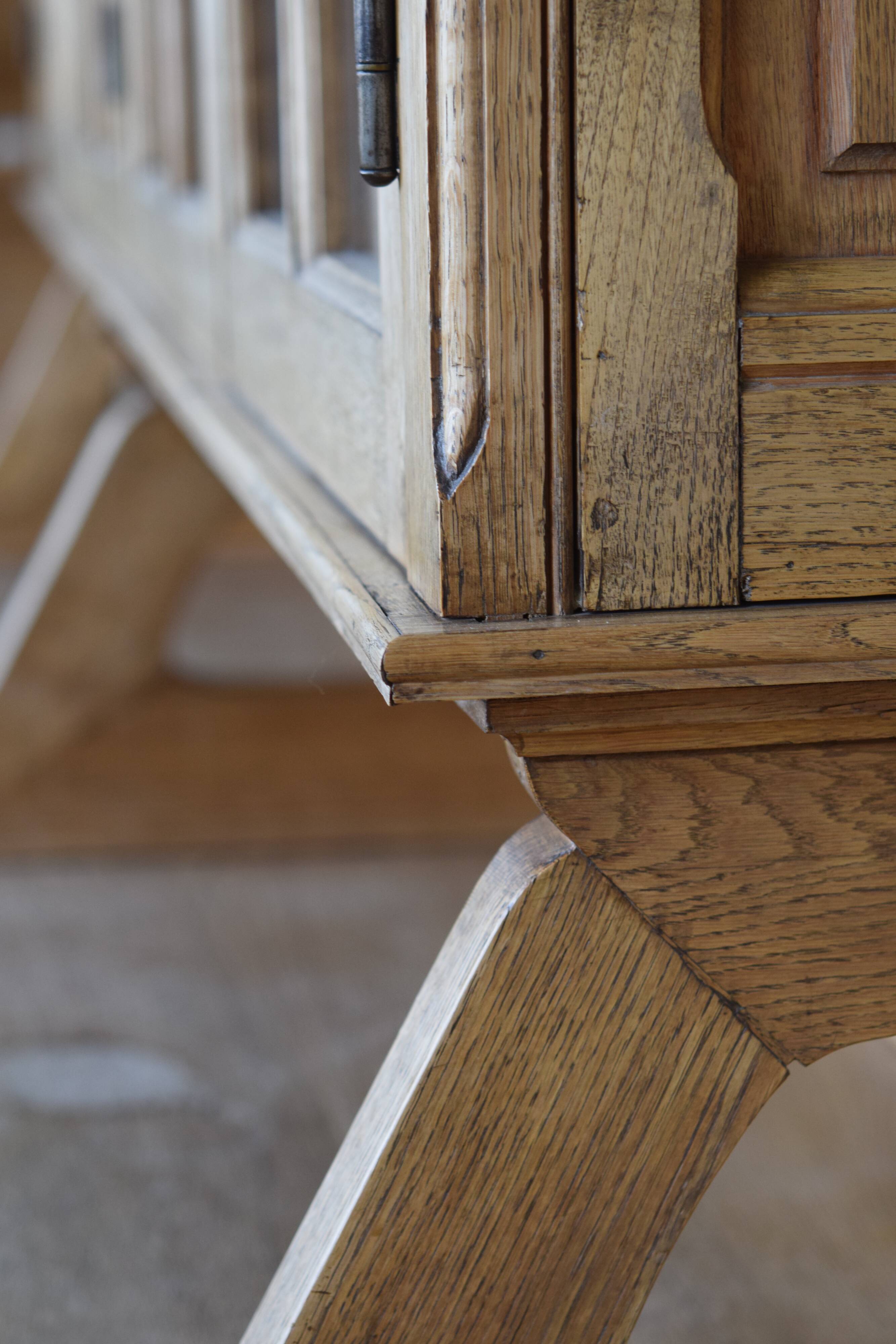 Glass library of a medical school in solid oak from the 1950s.