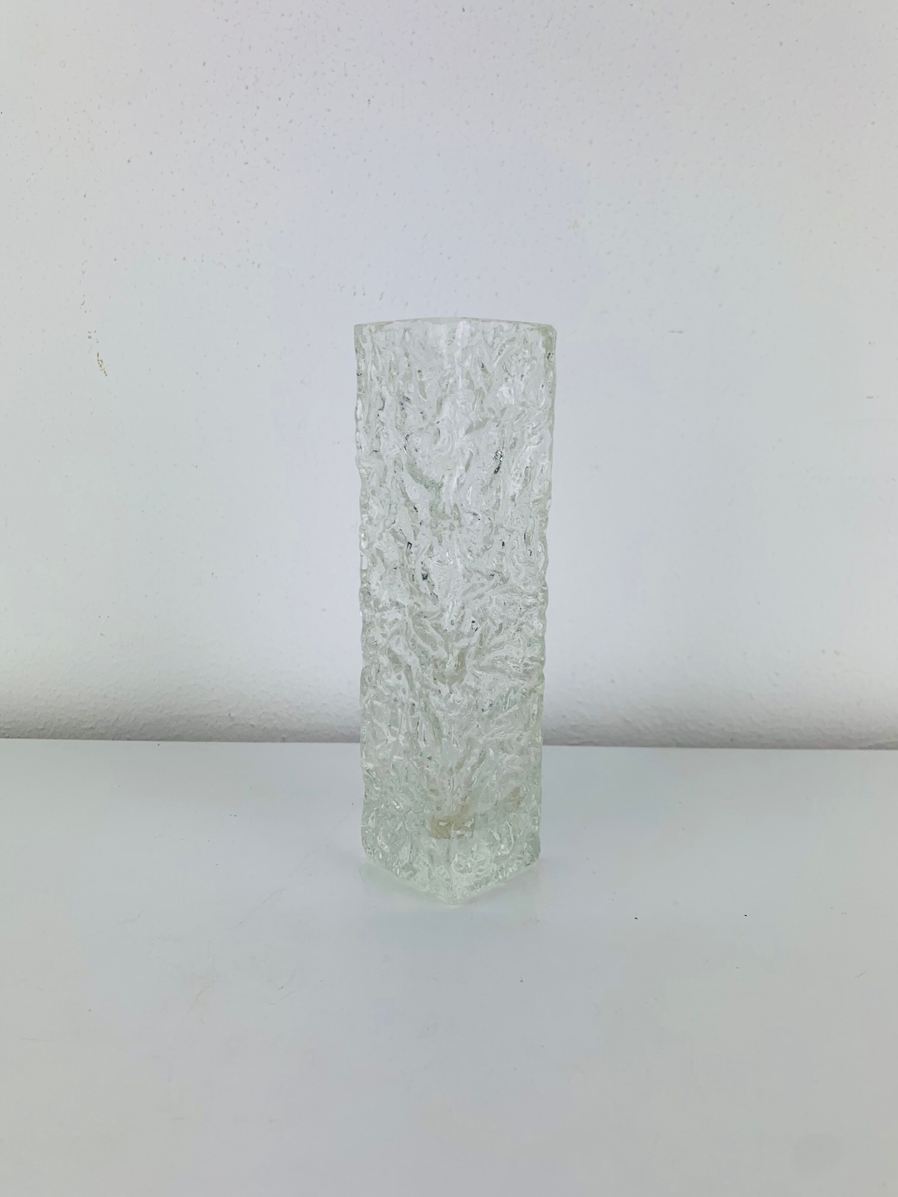 Vase verre moulé texturé années 60, style Sklo Union