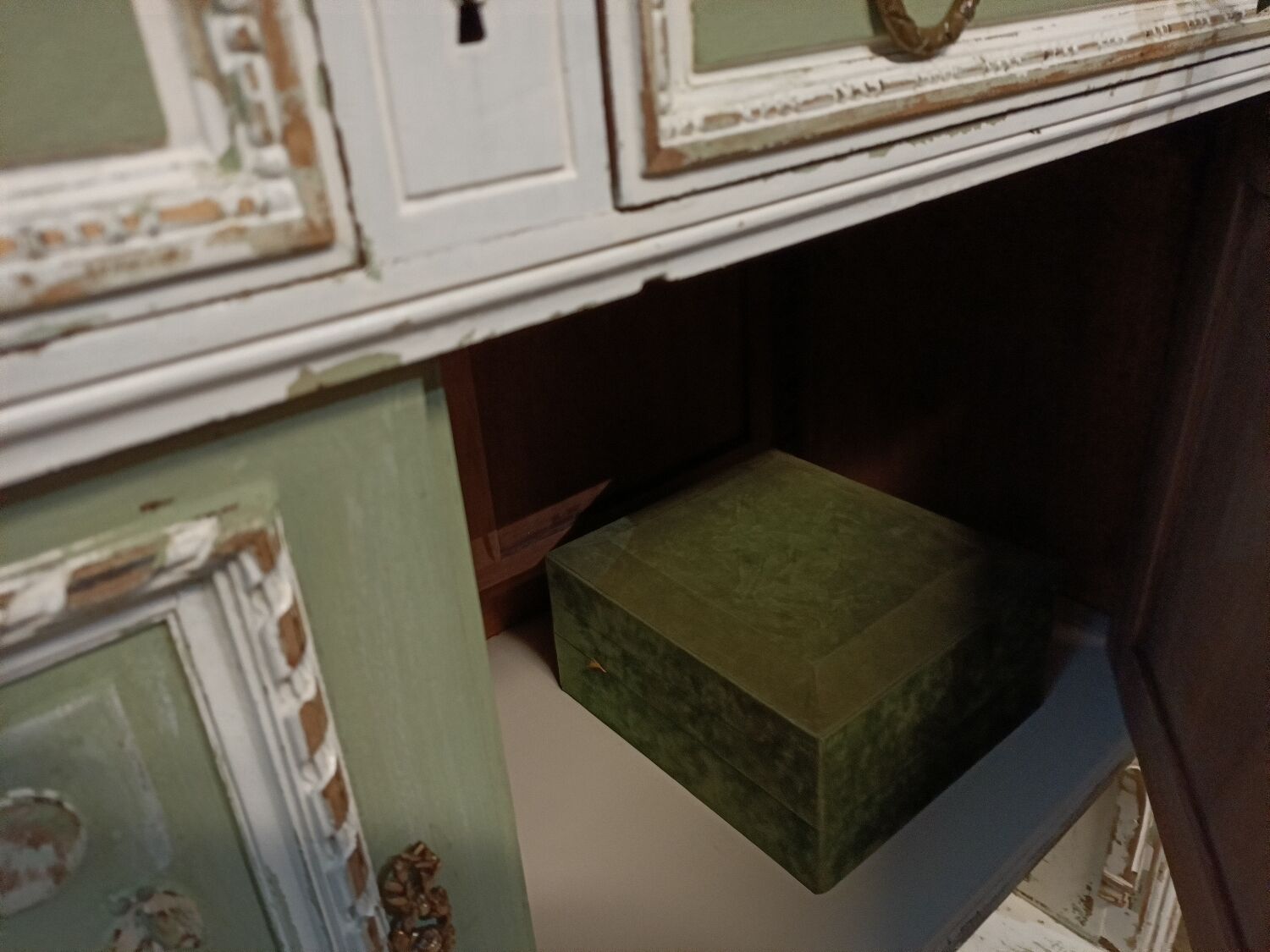 Patinated buffet service