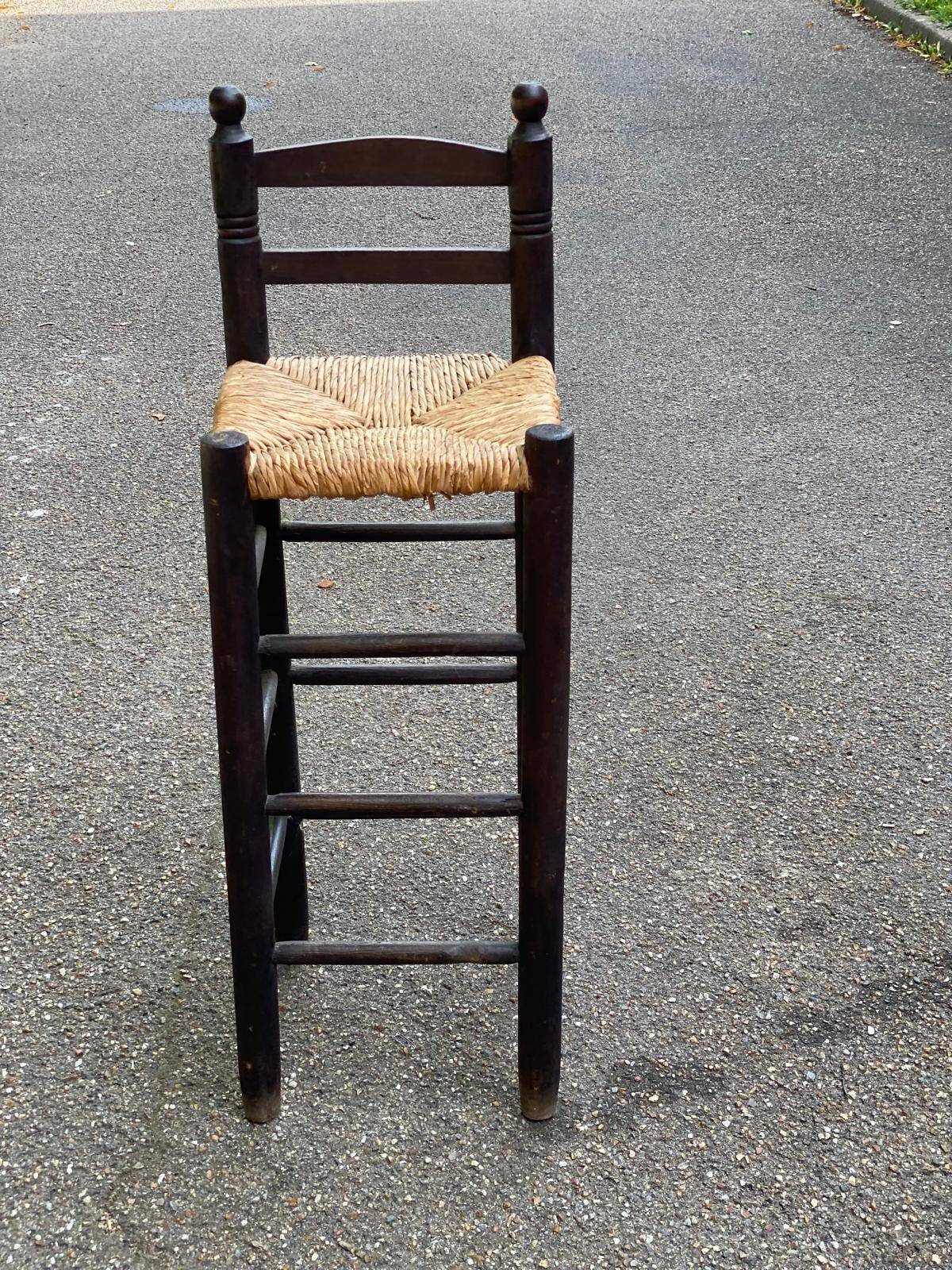 High bar stool in dark solid wood and straw 75cm