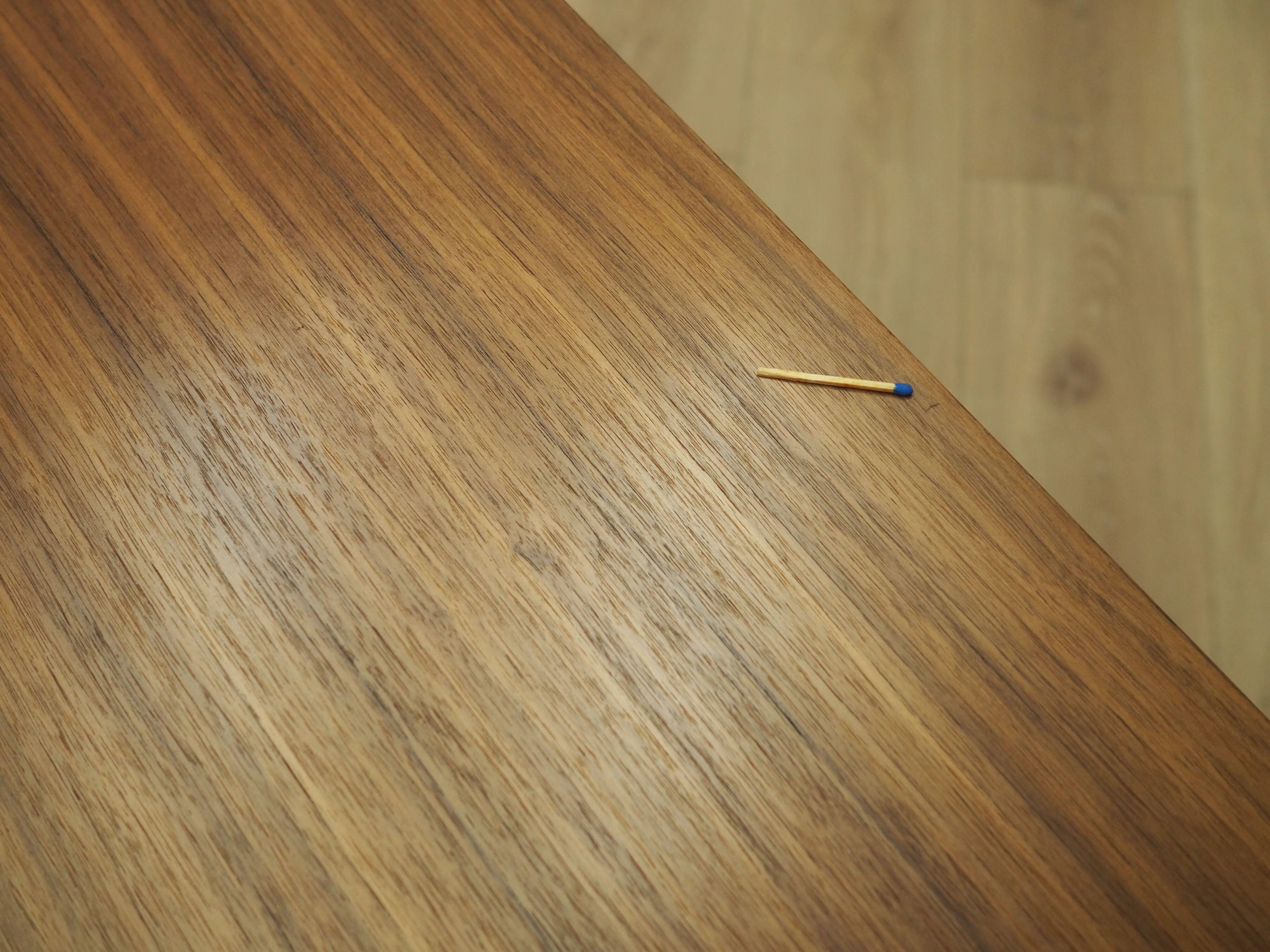 Bibliothèque en noyer, design scandinave