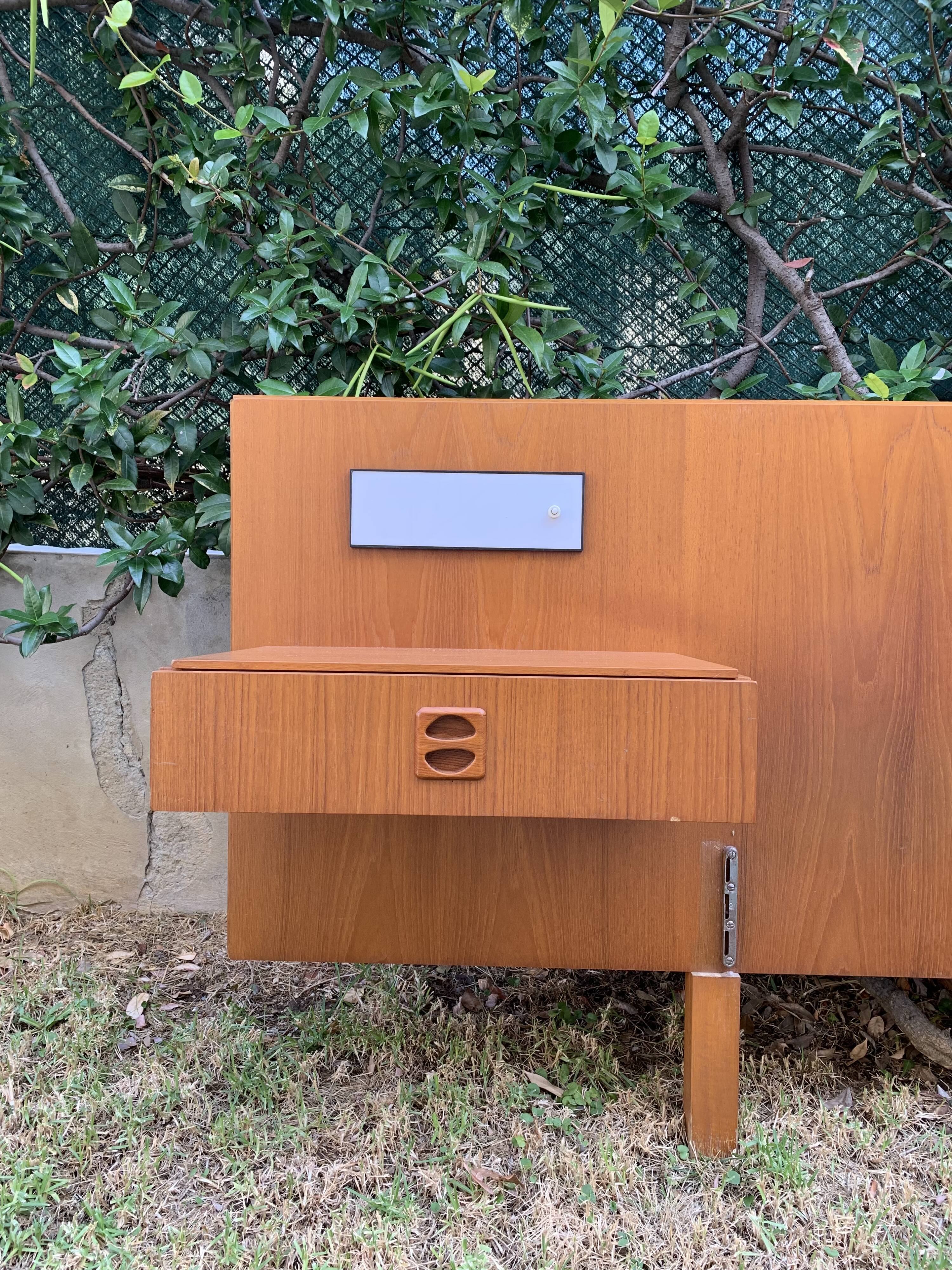 Headof with built-in wall lamp