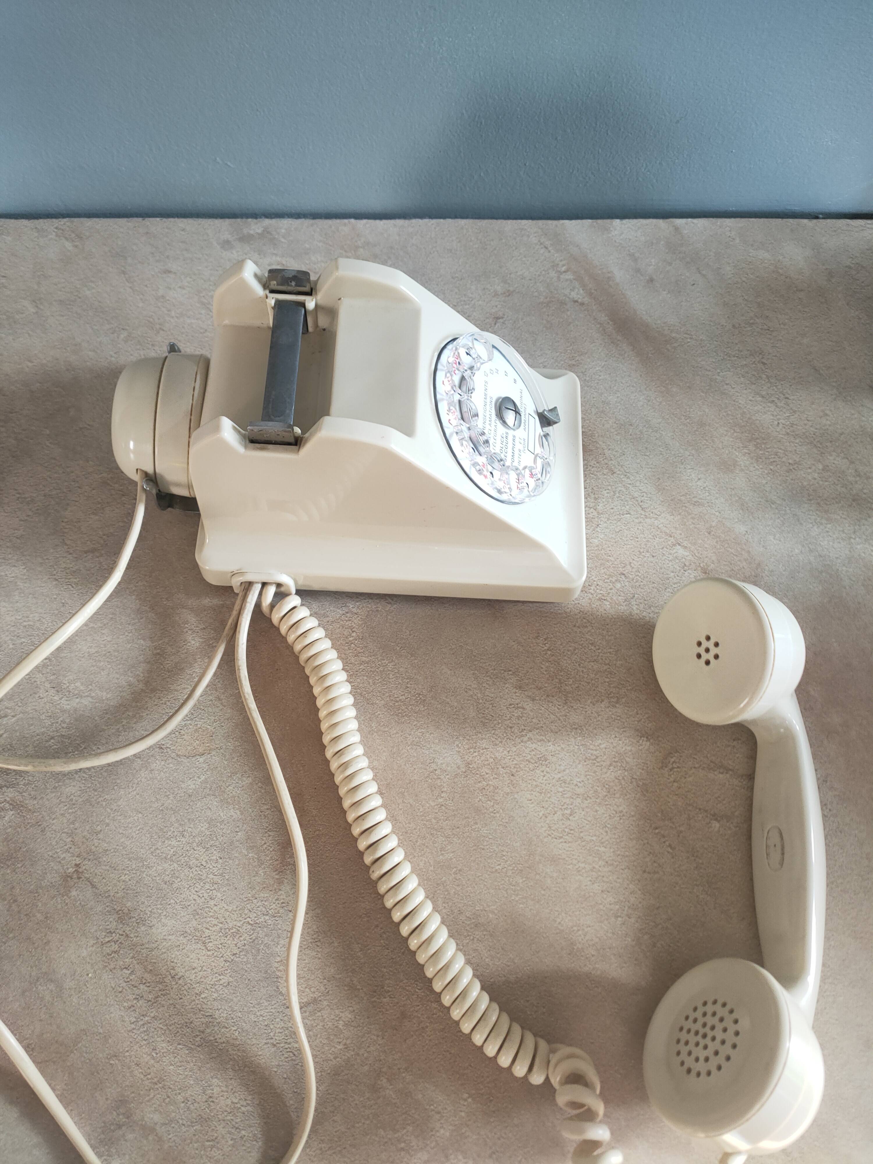 telephone from the 50s in beige bakelite
