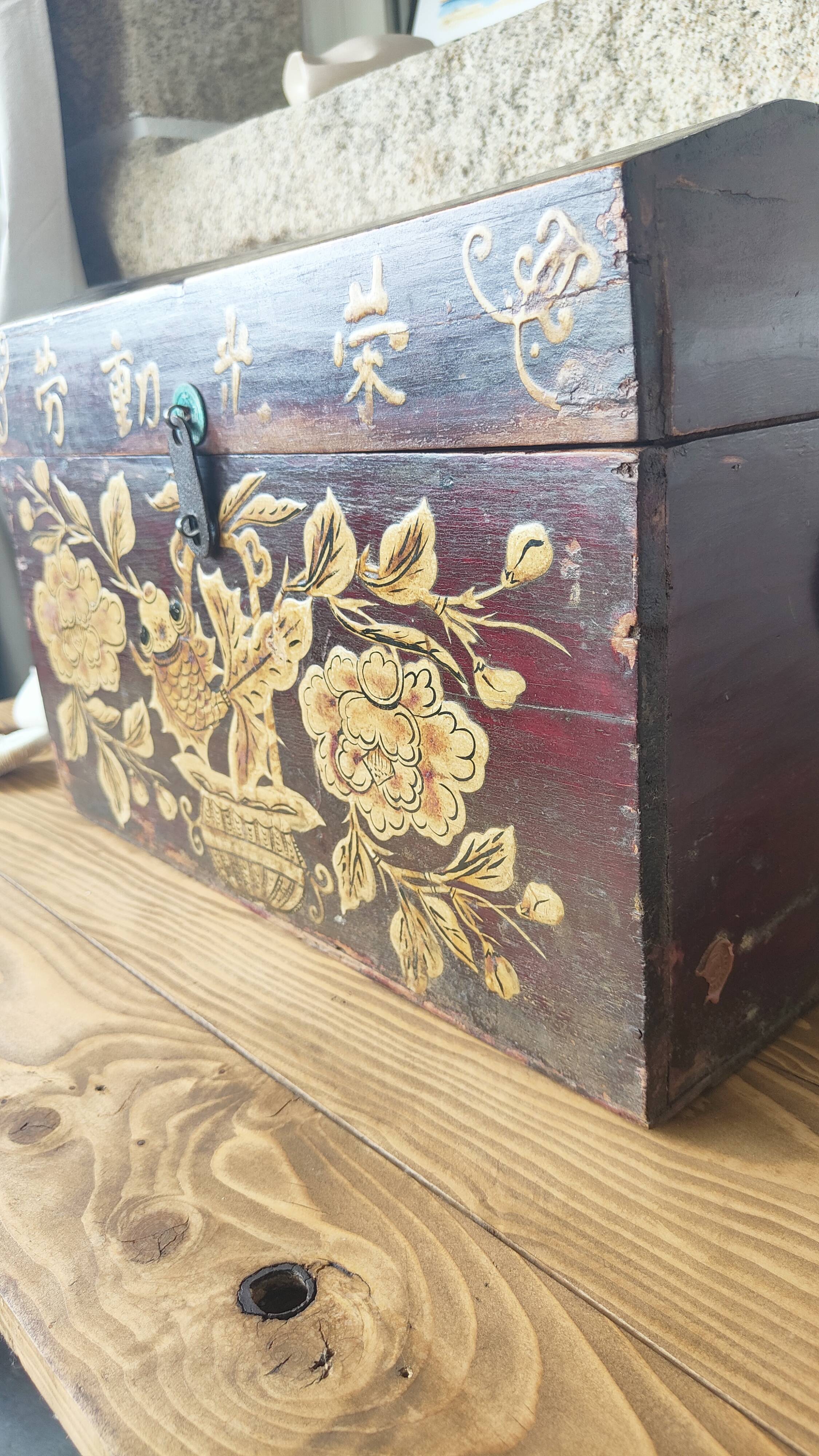 Male Chinese ancient floral and fish patterns.
