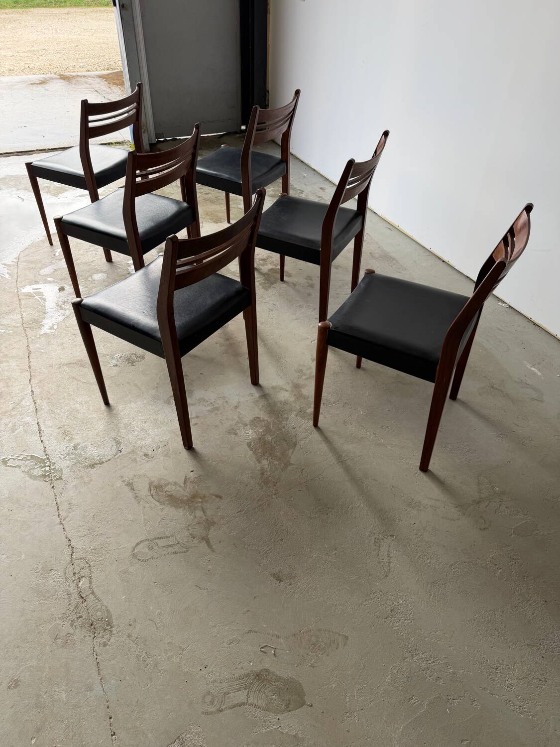 Set of 6 Scandinavian design chairs in solid teak and black Skai.