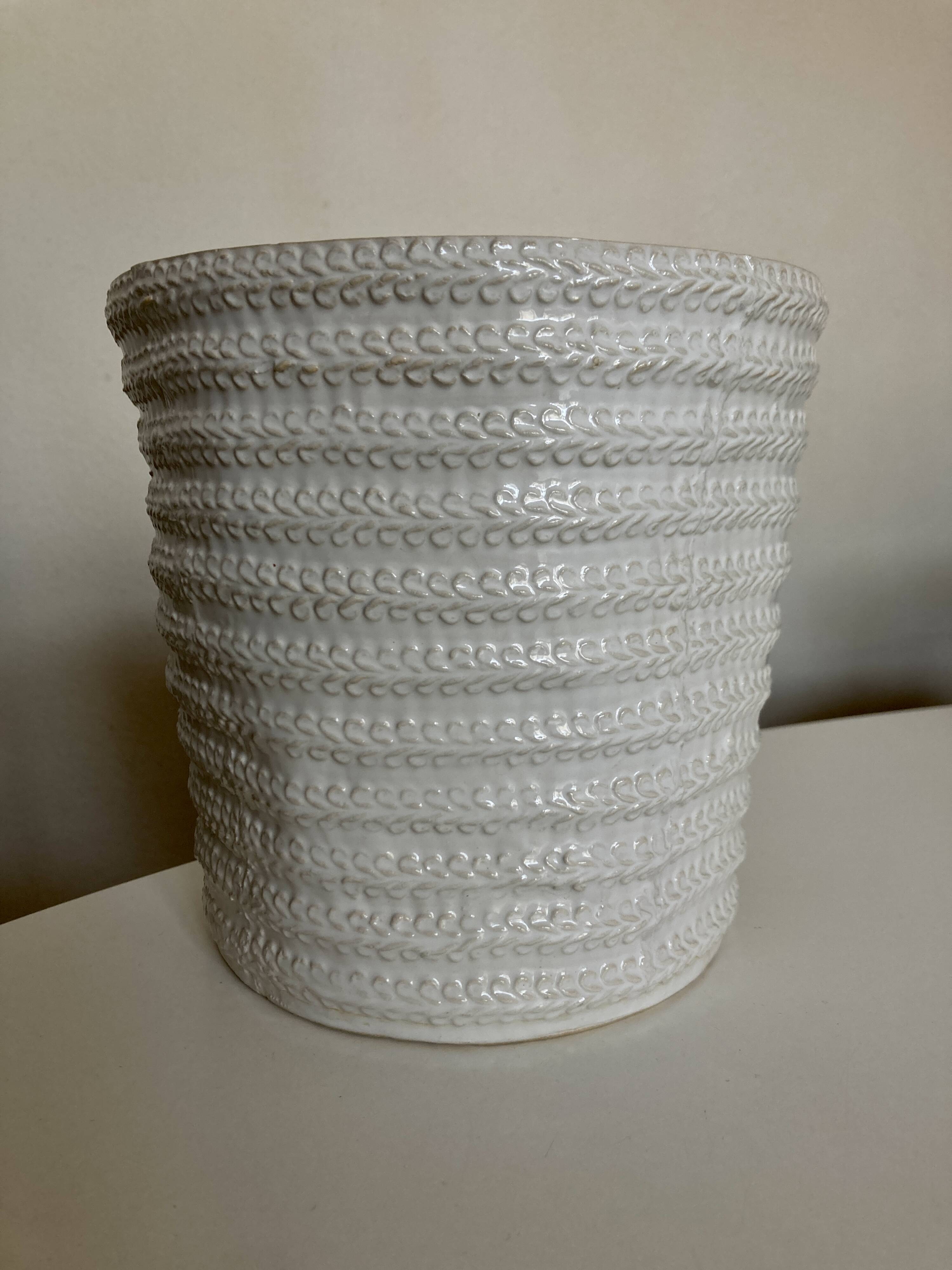 Cache pot de potier en terre vernissée estampée blanche