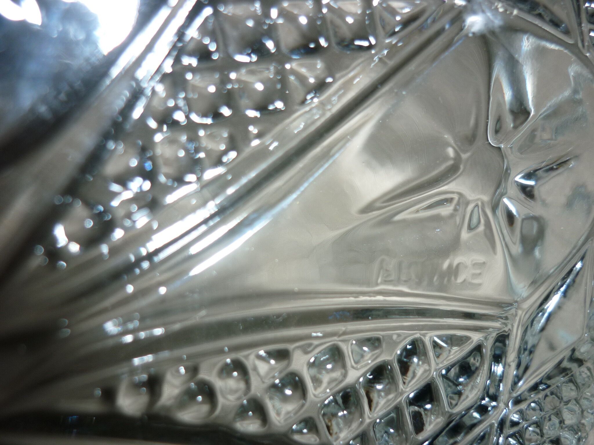 Oval compartmentalized plate in transparent glass
