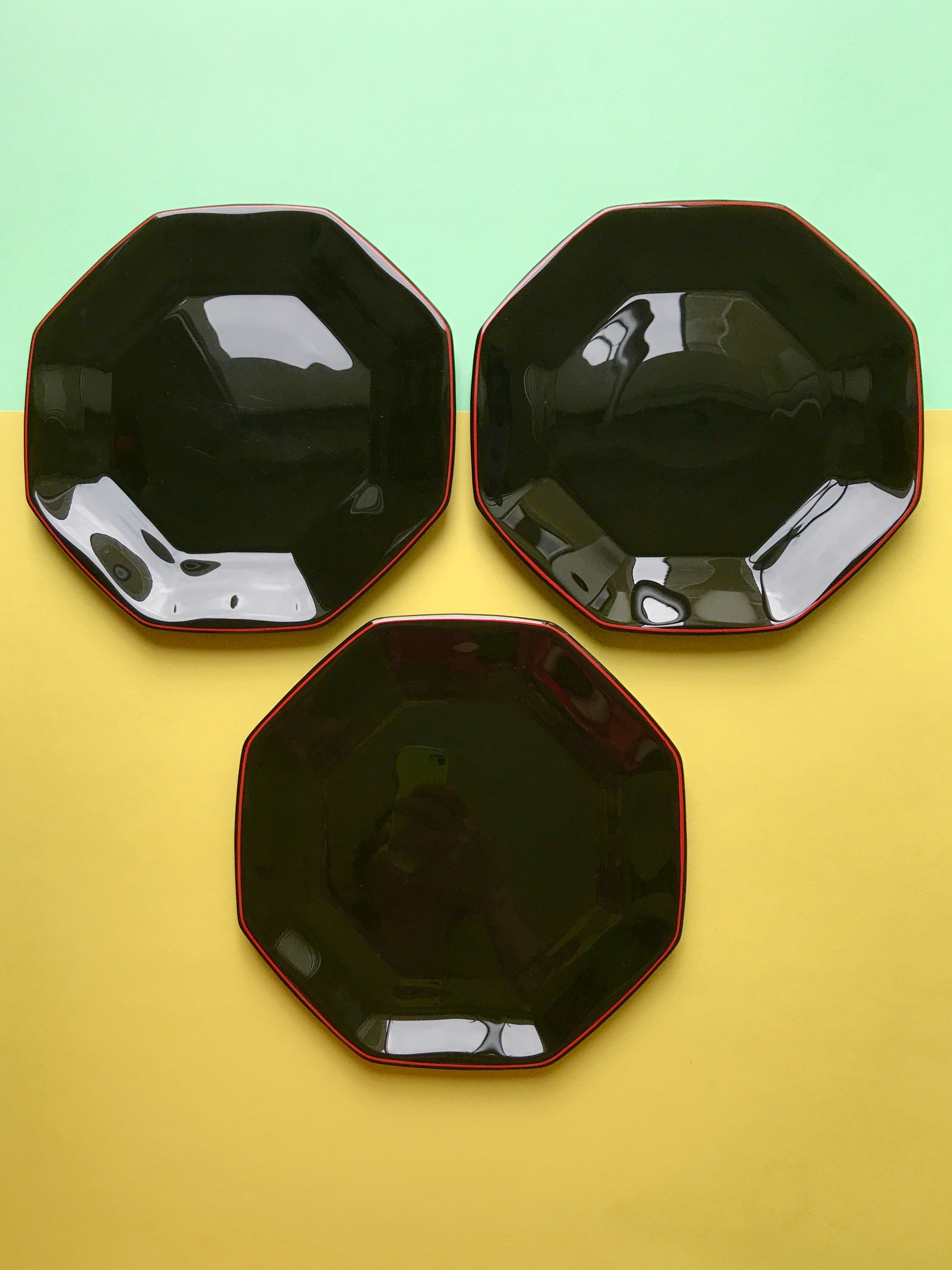 Lot of 12 black and red plates 80s of the style arcoroc collection octime