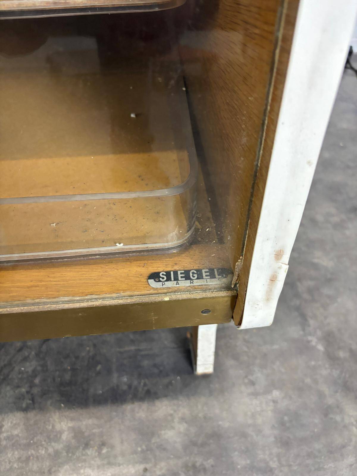 Siegel Paris trade counter, fully glazed.