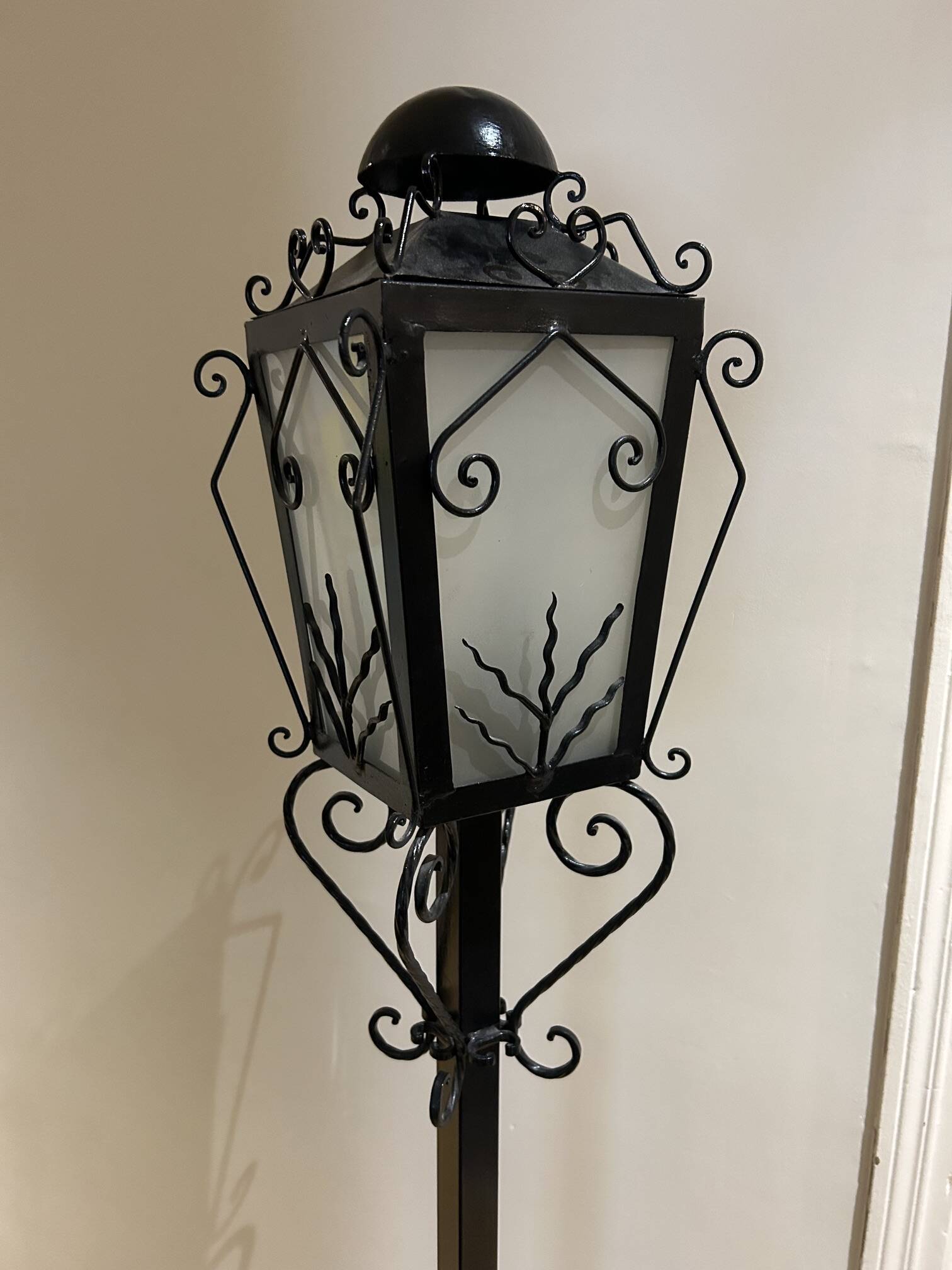 lampadaire en fer forgé 1950