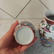 2 Japanese-style decorative vases