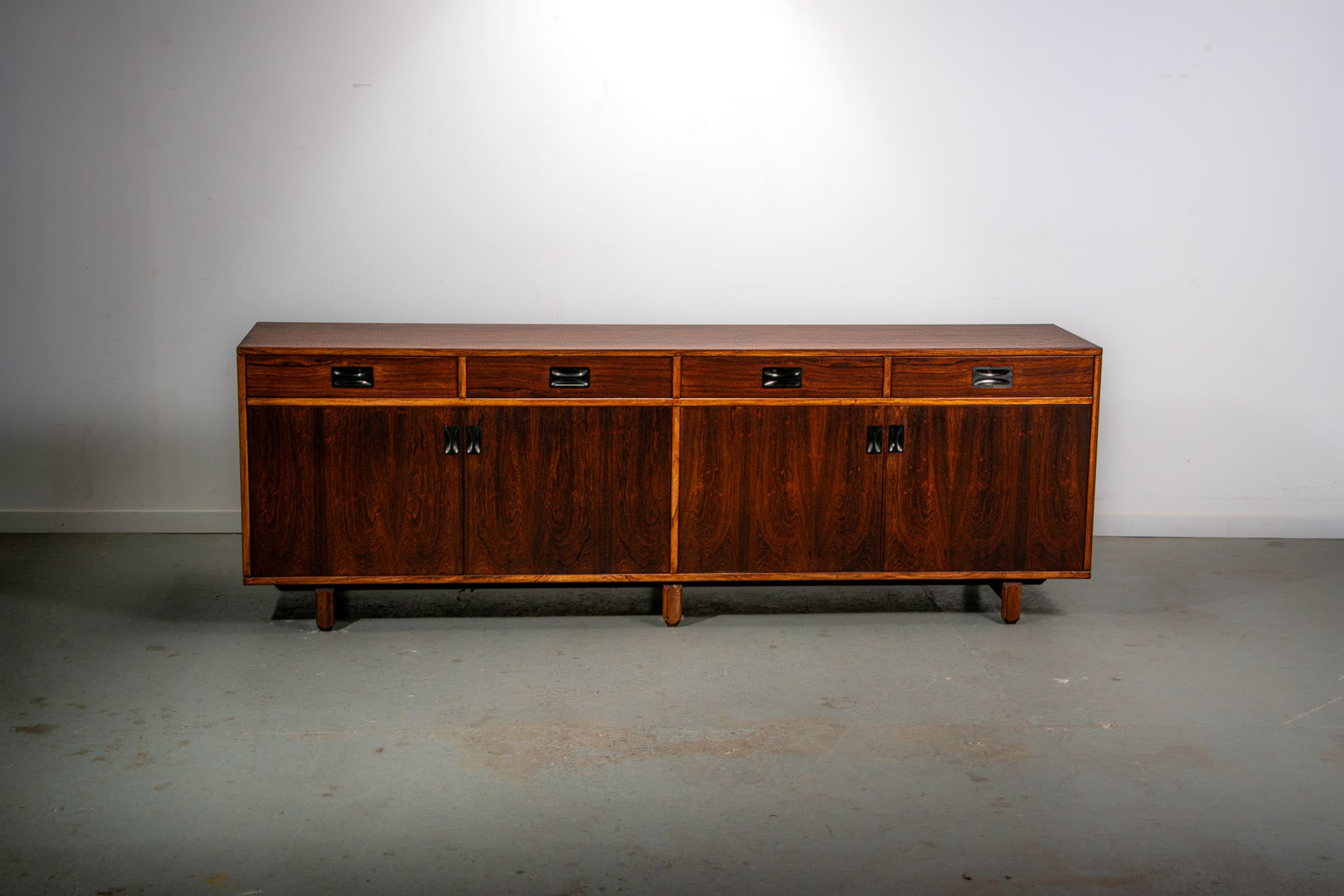 Buffet Stildomus avec des détails en laiton
