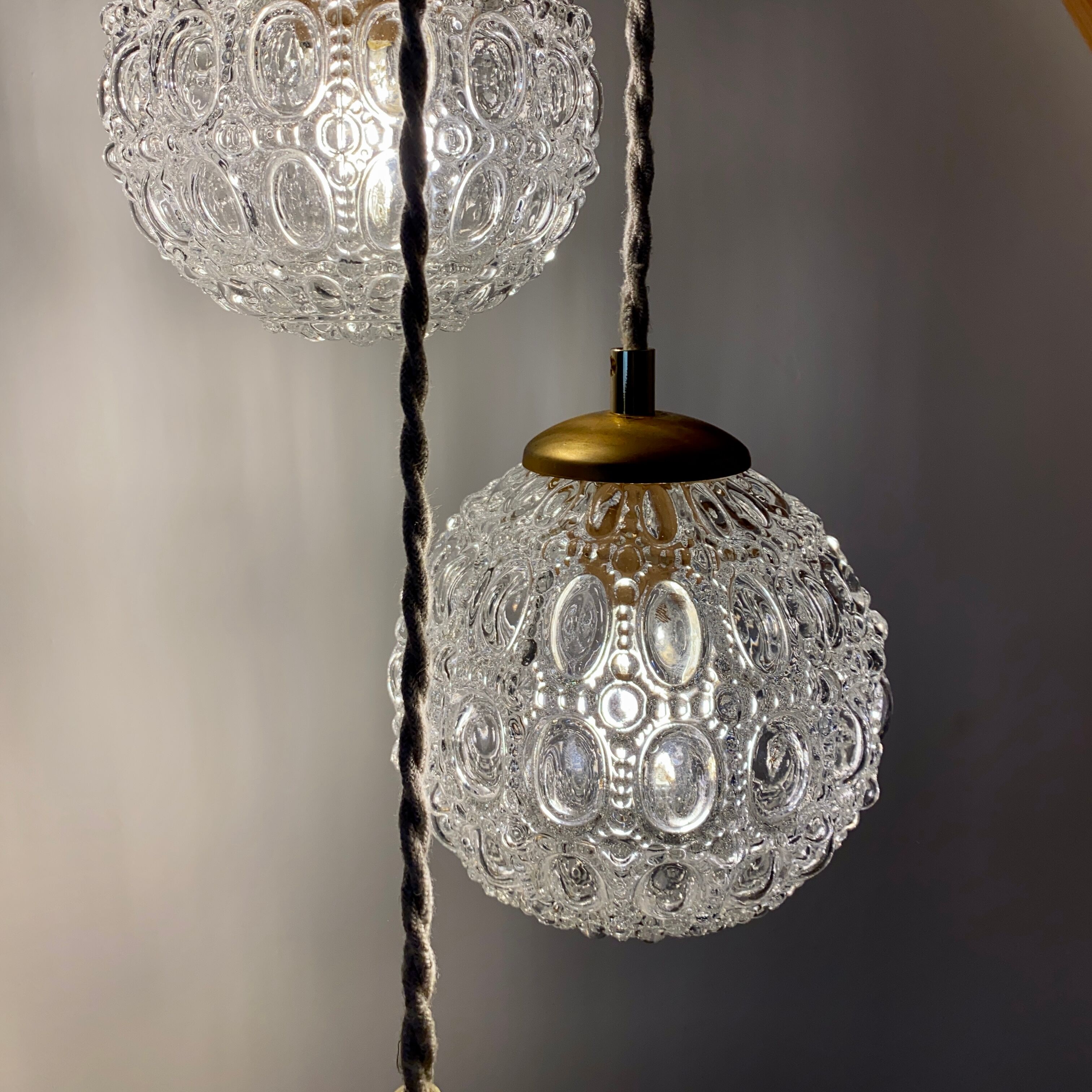 Suspension cascade three lights vintage globes in molded glass