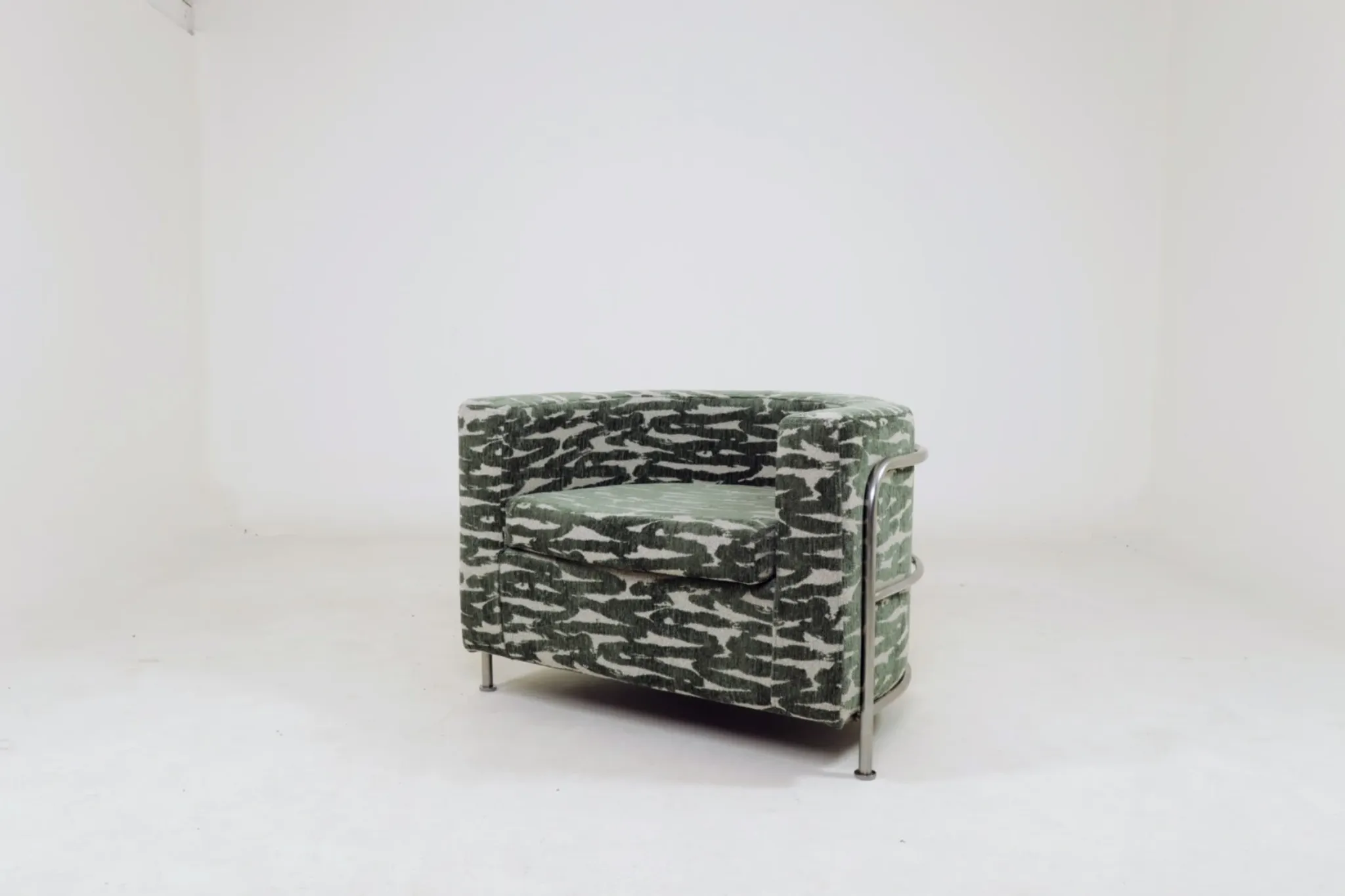 Brutalise lobby longue chair verdigris green 