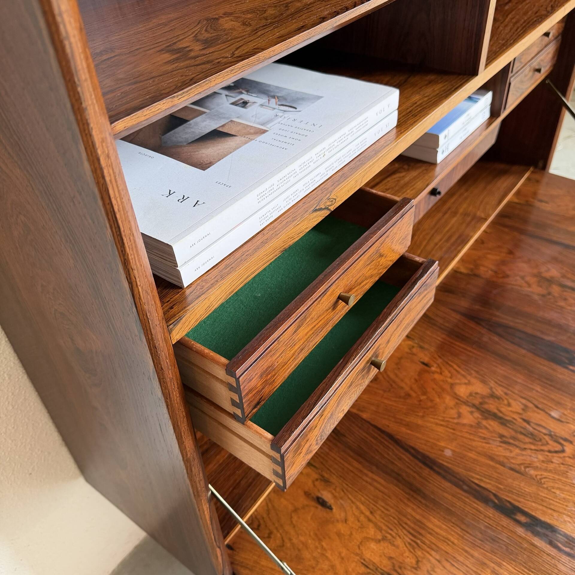 Bibliothèque vintage en palissandre avec éclairage
