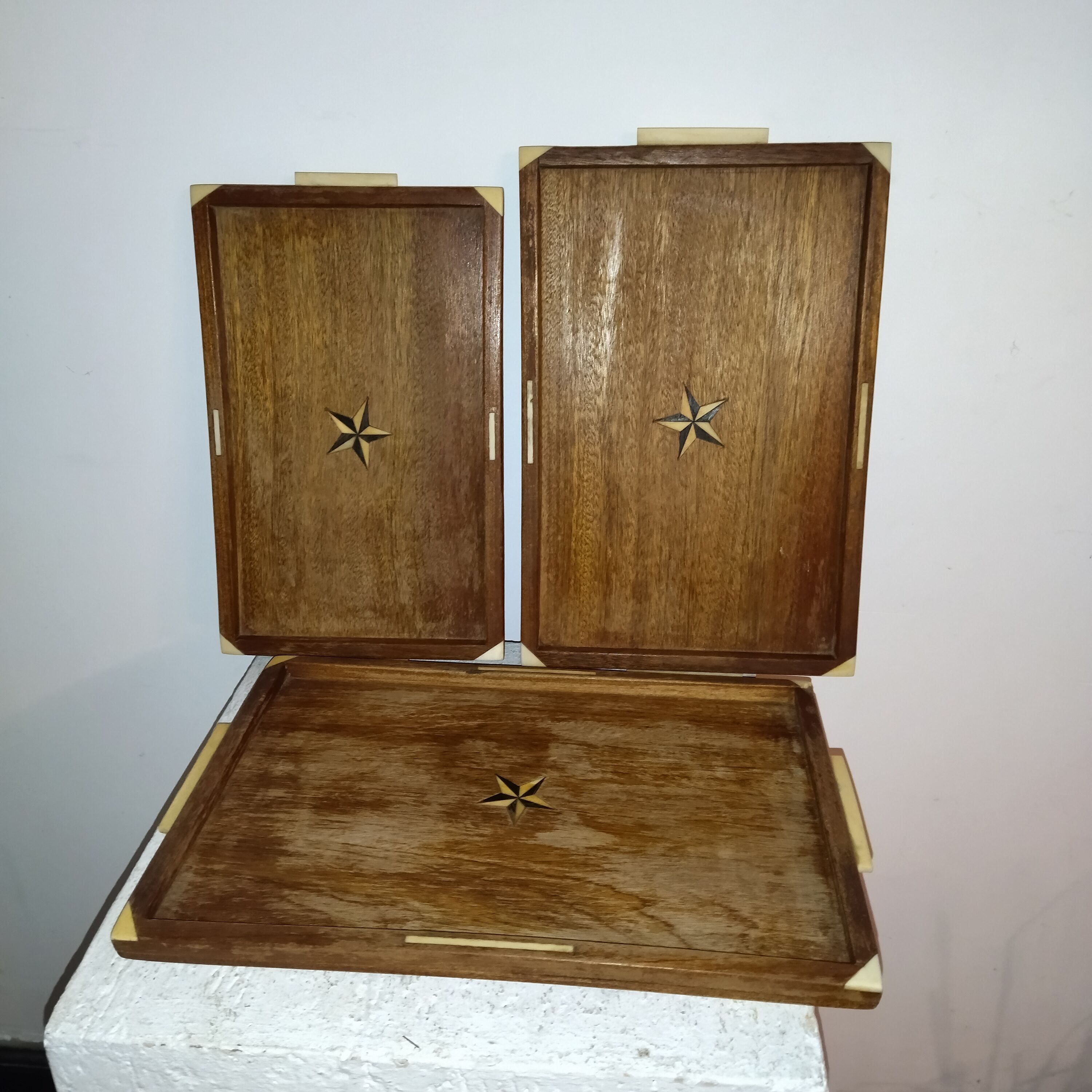 3 pull-out trays in teak and ebony bone marquetry