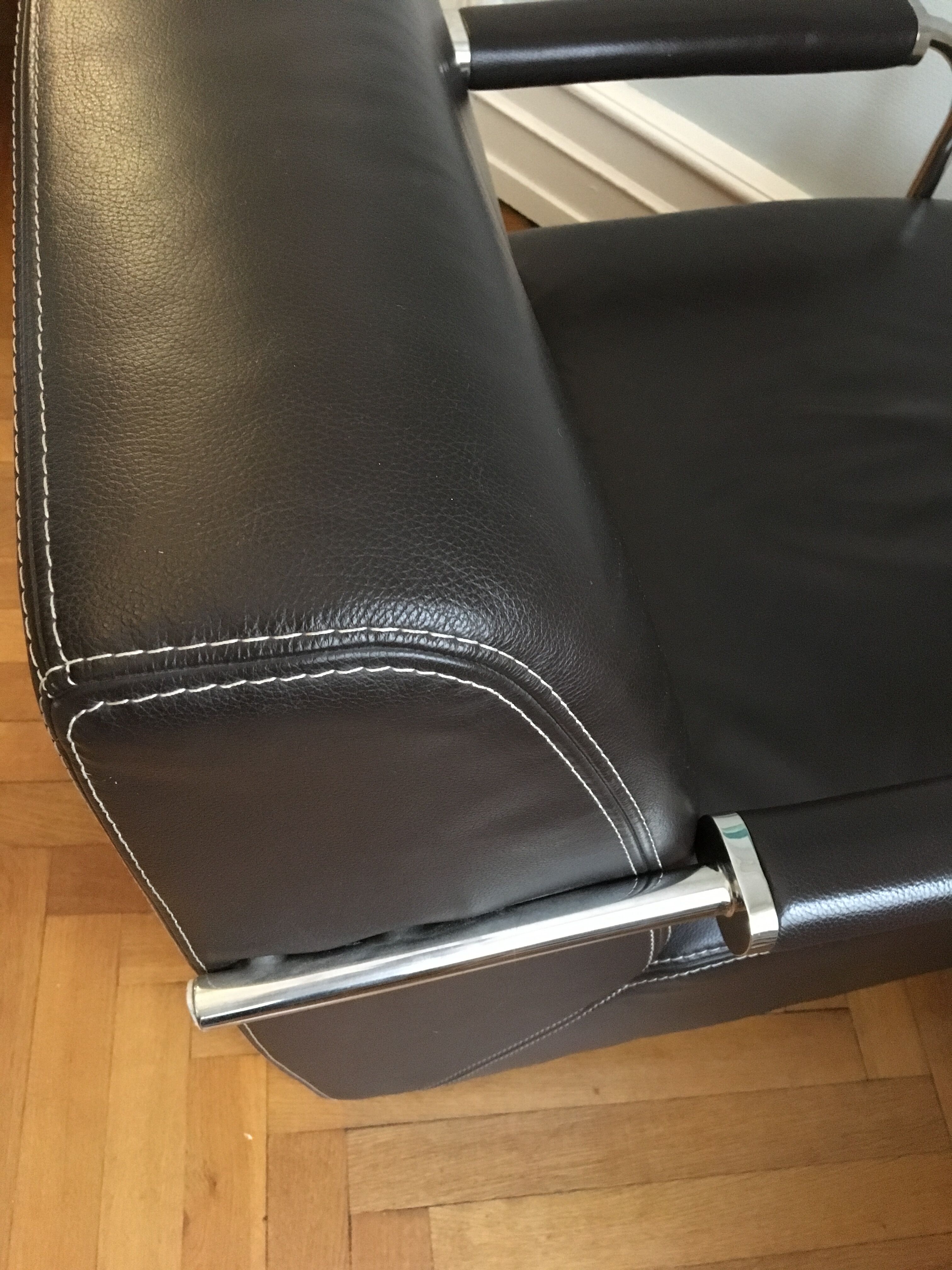 Fauteuil en cuir marron industriel