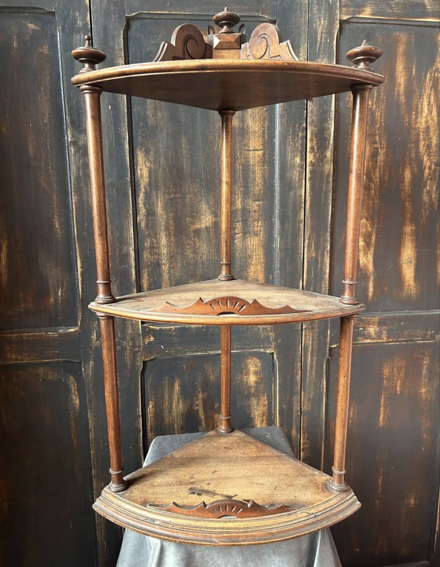 Small 19th-century corner shelf in walnut – beautiful cabinetmaking work.
