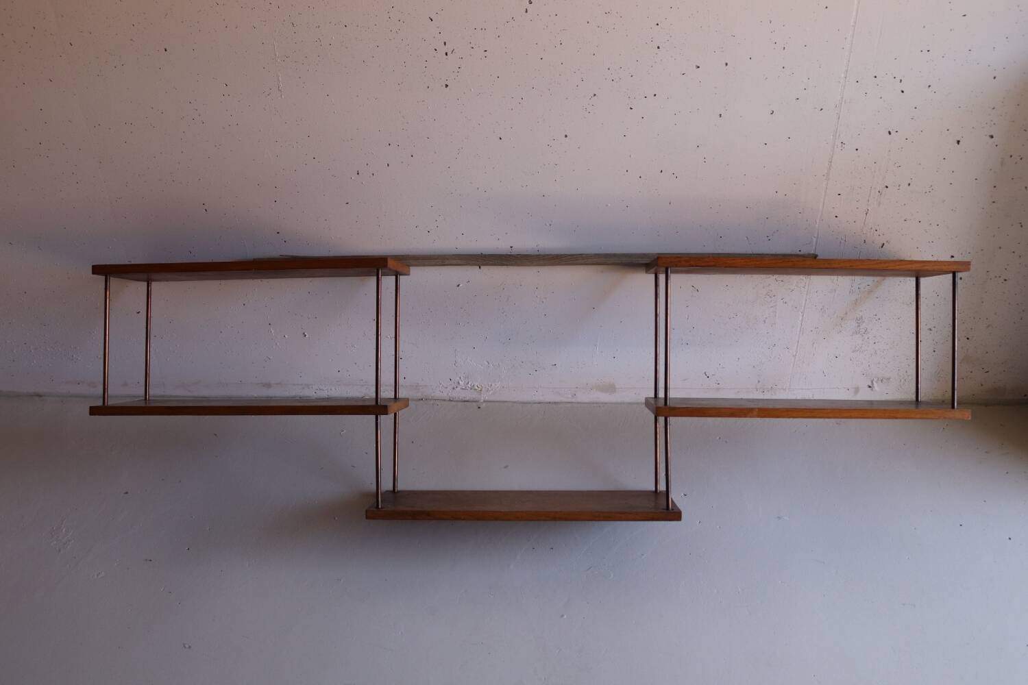 Wall shelf in oak and copper from the 50s