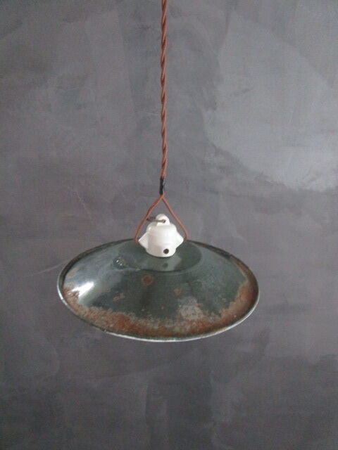 Pendant lamp in green enamelled sheet metal