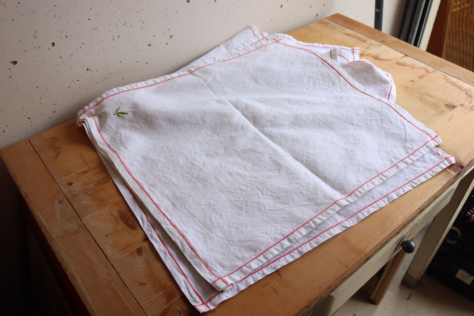 Set of 6 vintage embroidered table napkins with leaves.